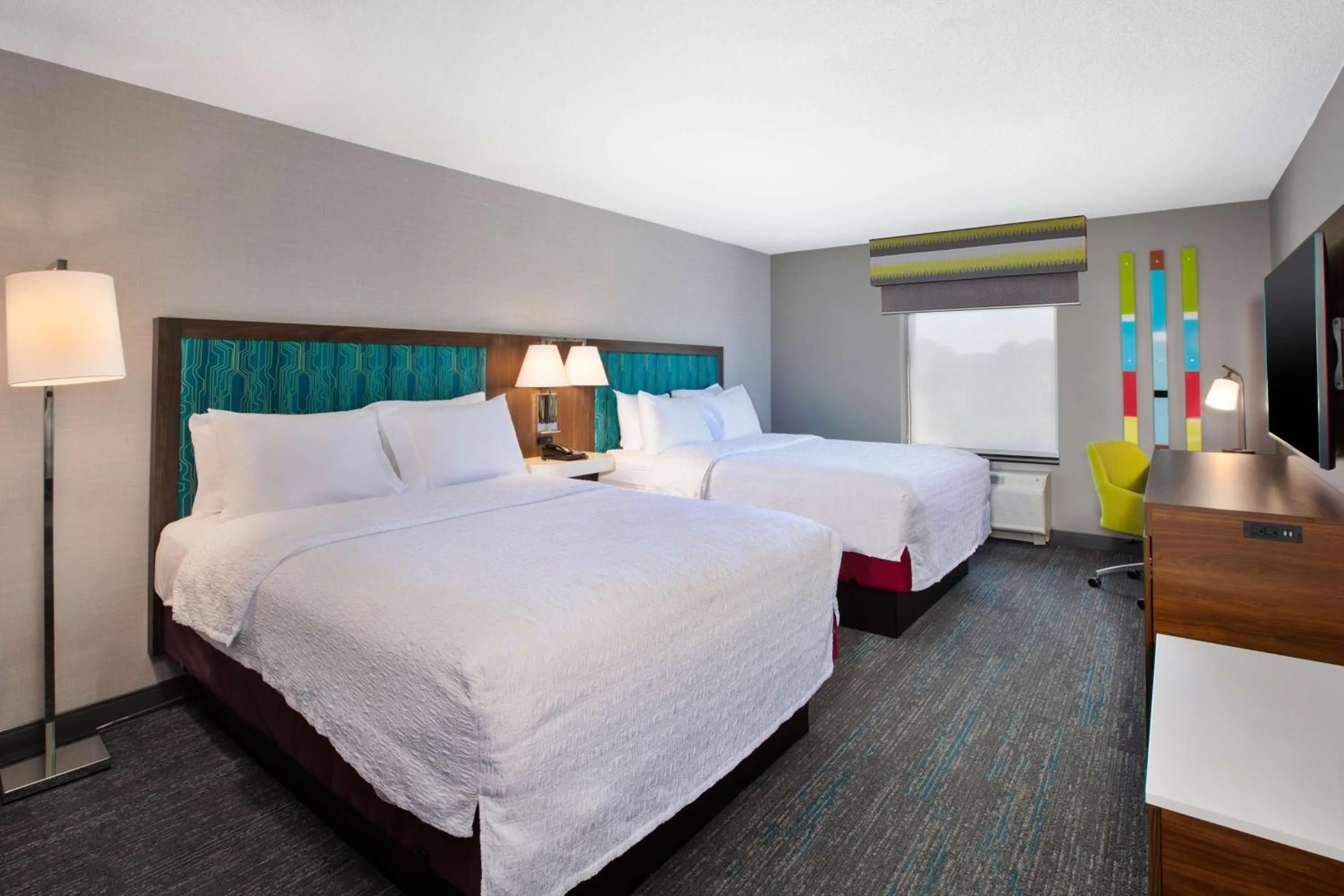 Bed in Hampton Inn Detroit - Shelby Township