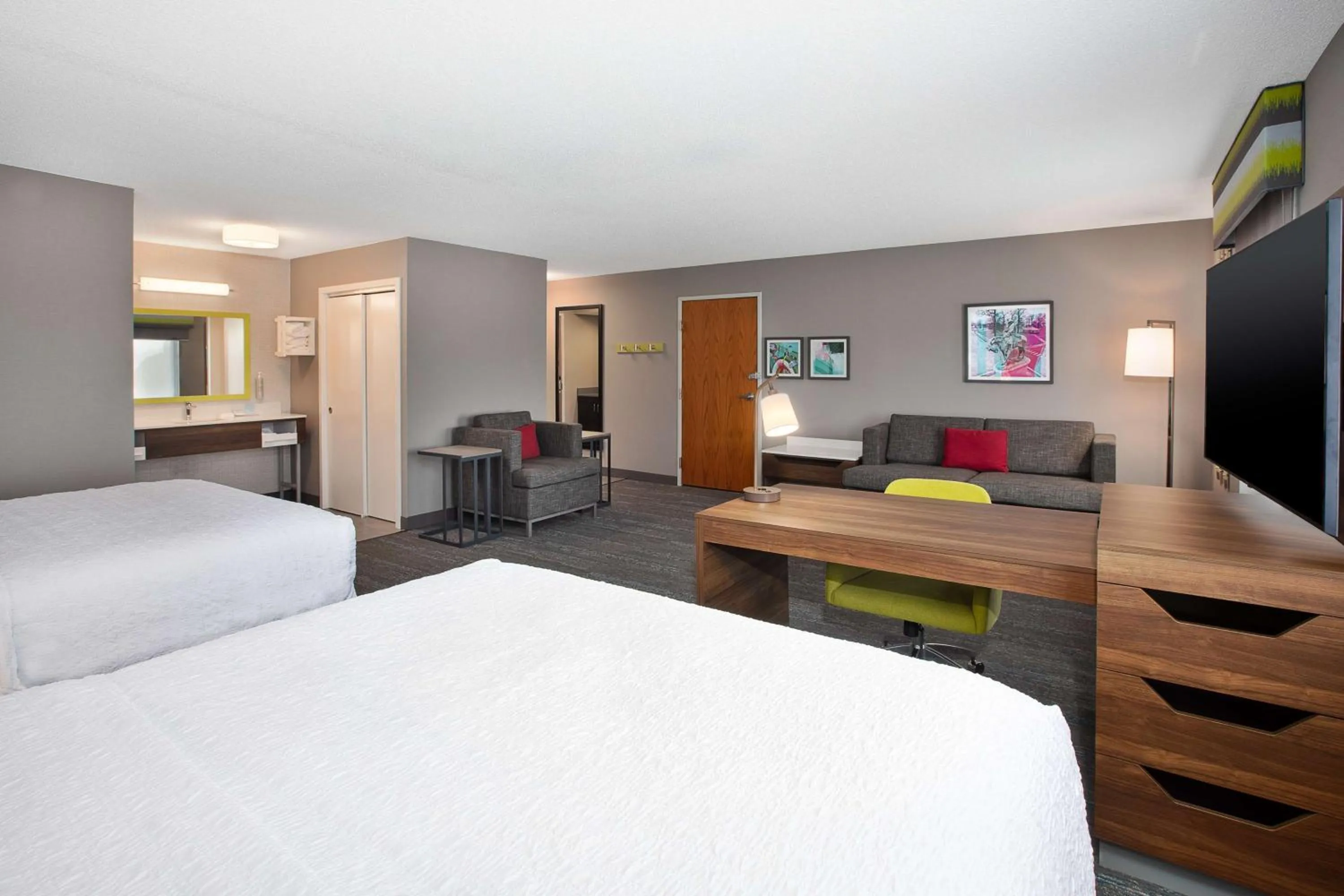 Bedroom, Bed in Hampton Inn Detroit - Shelby Township