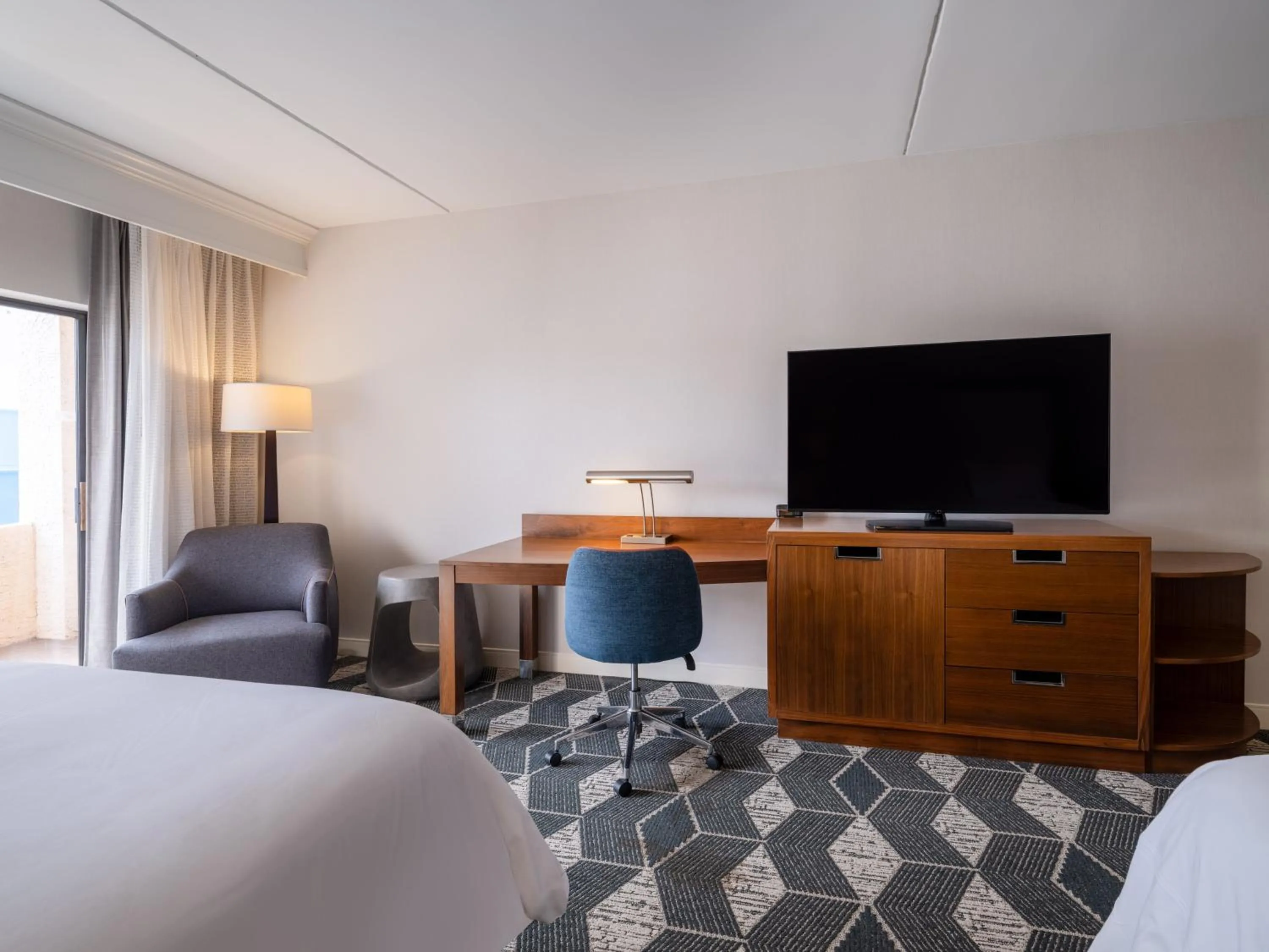 Photo of the whole room, Bed in Crowne Plaza Phoenix - Chandler Golf Resort by IHG