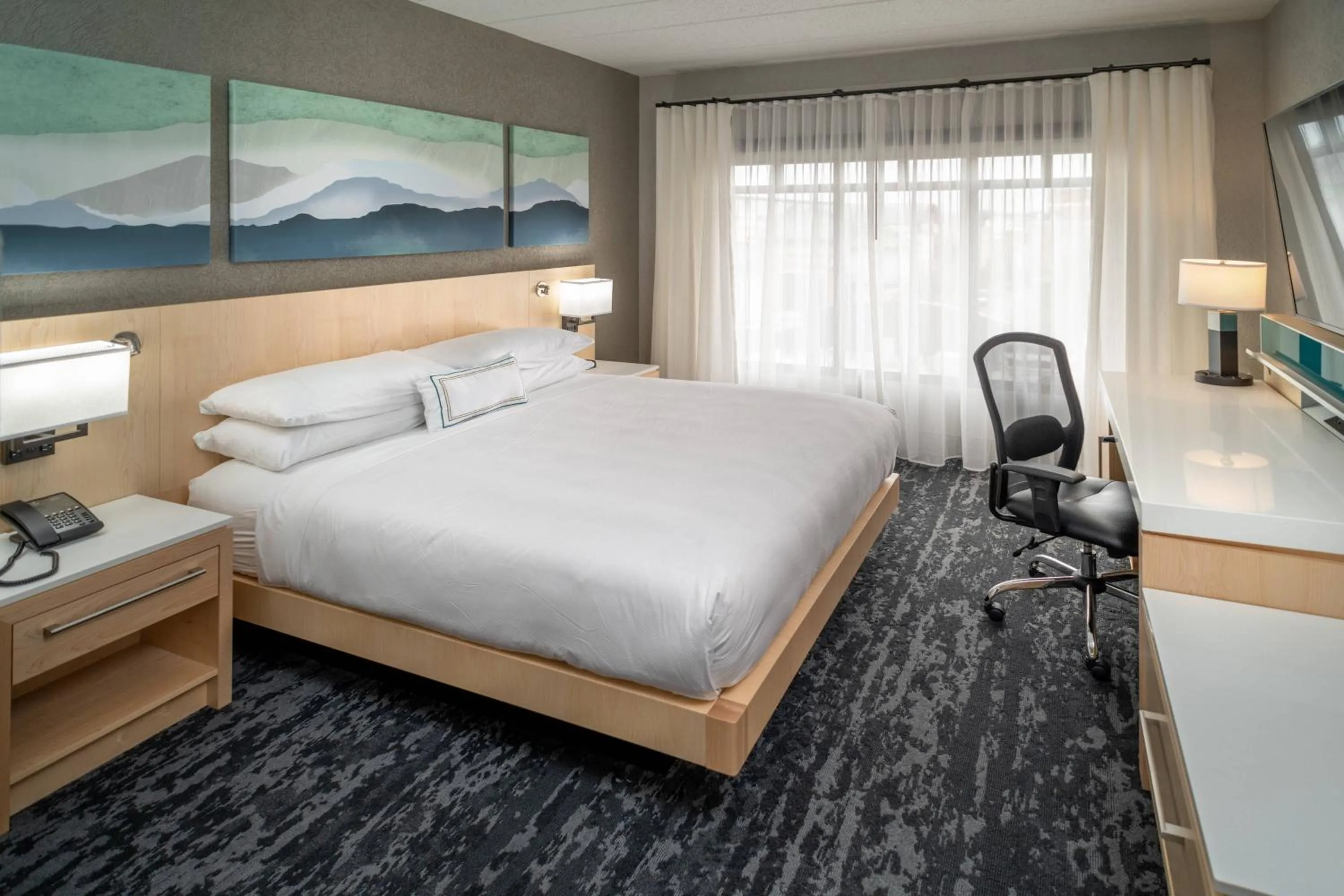Bedroom, Bed in Delta Hotels by Marriott Huntington Downtown
