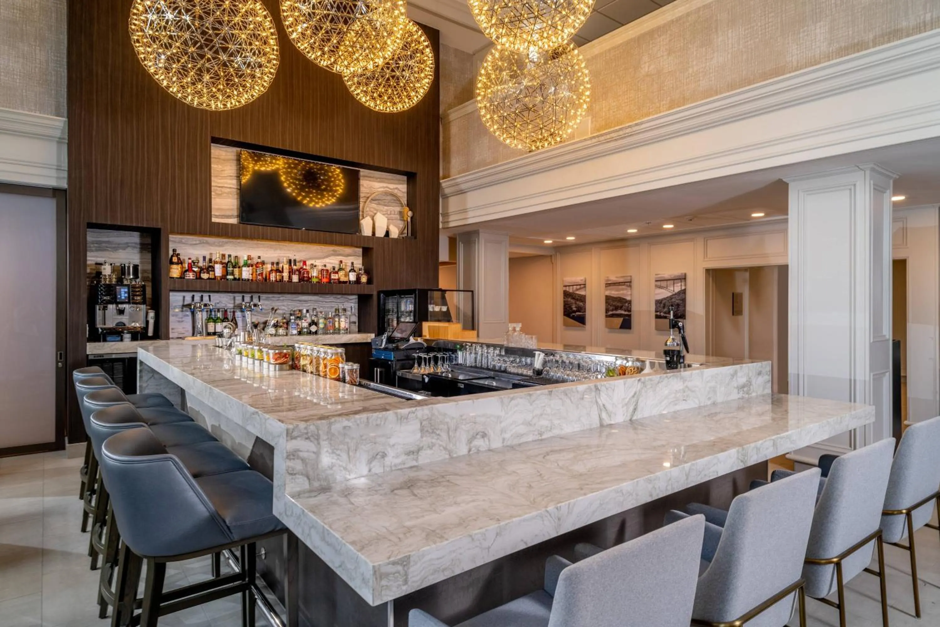 Lounge or bar in Delta Hotels by Marriott Huntington Downtown
