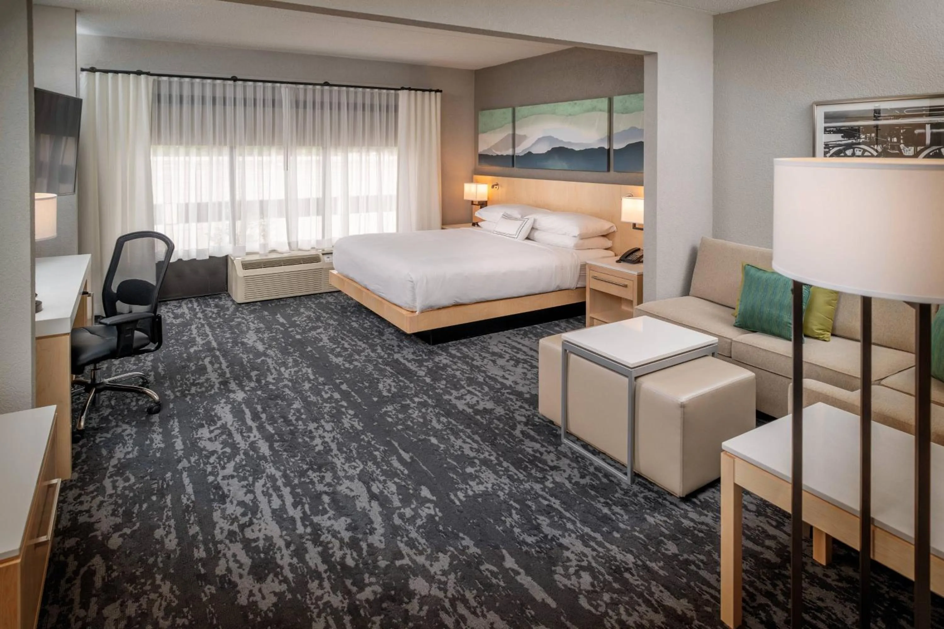Photo of the whole room, Bed in Delta Hotels by Marriott Huntington Downtown