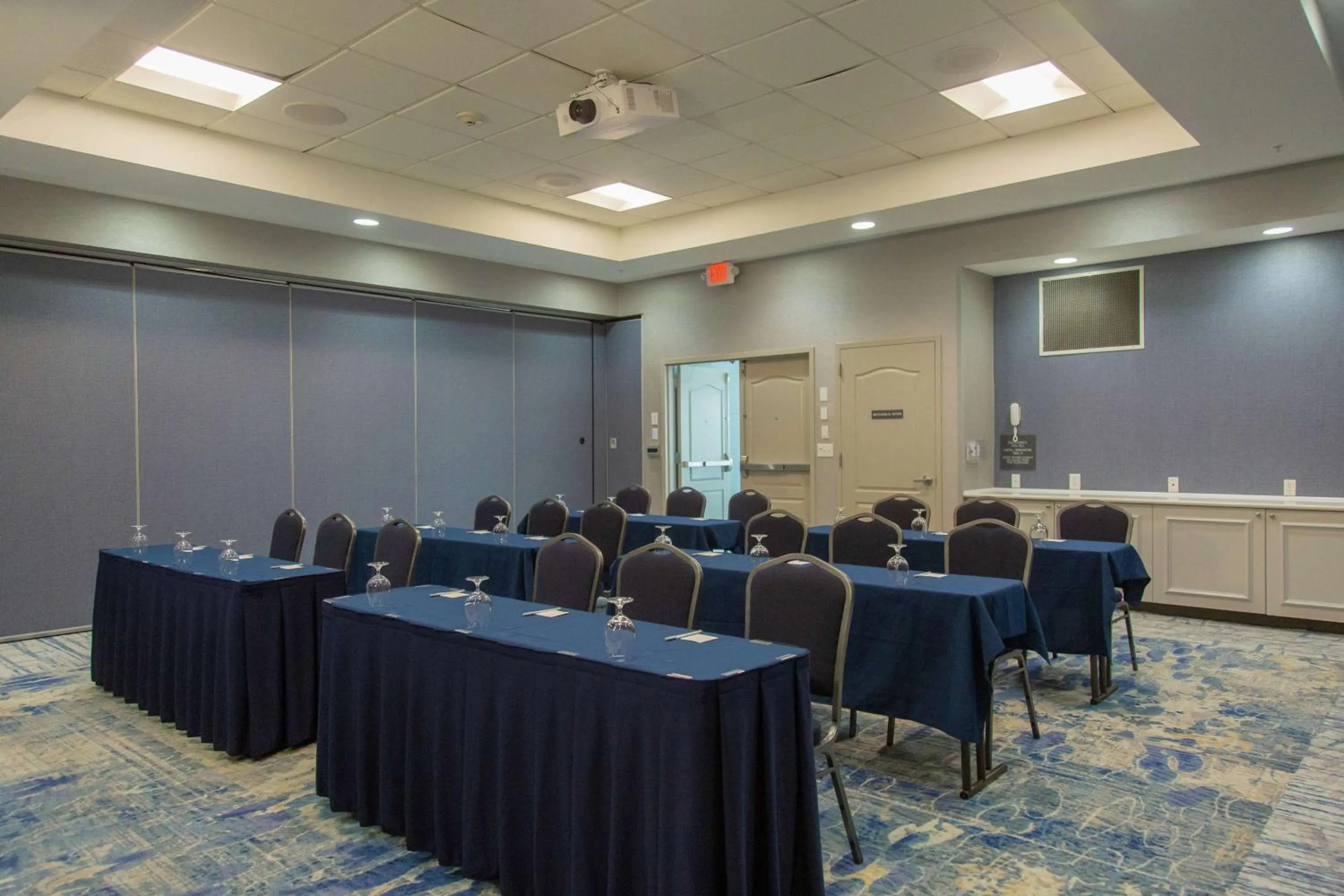 Dining area in Hilton Garden Inn Myrtle Beach/Coastal Grand Mall