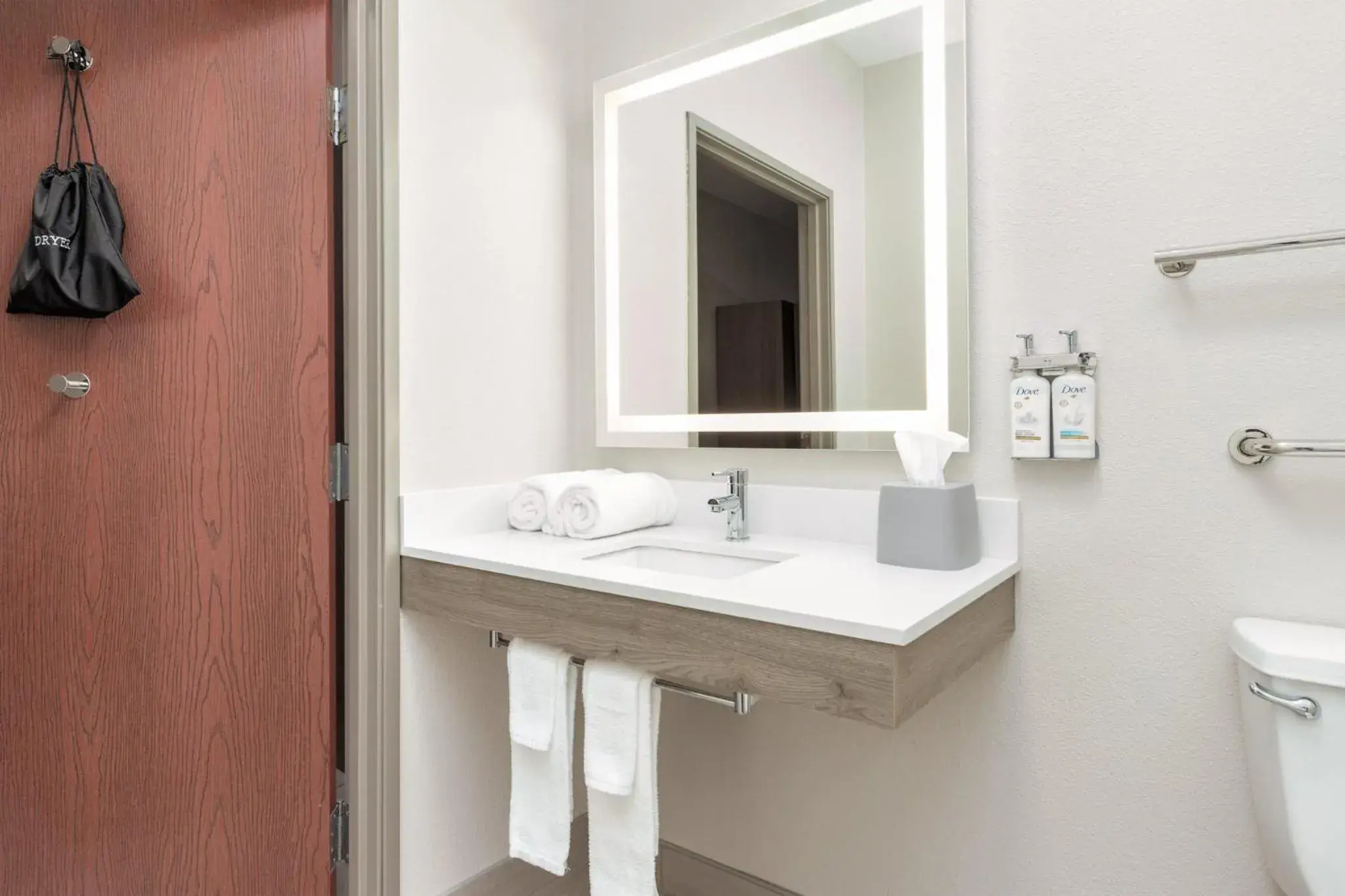King Suite with Spa Bath - Disability Access in Holiday Inn Express Hotel and Suites Athens by IHG King Suite with Spa Bath - Disability Access in Holiday Inn Express Hotel and Suites Athens by IHG