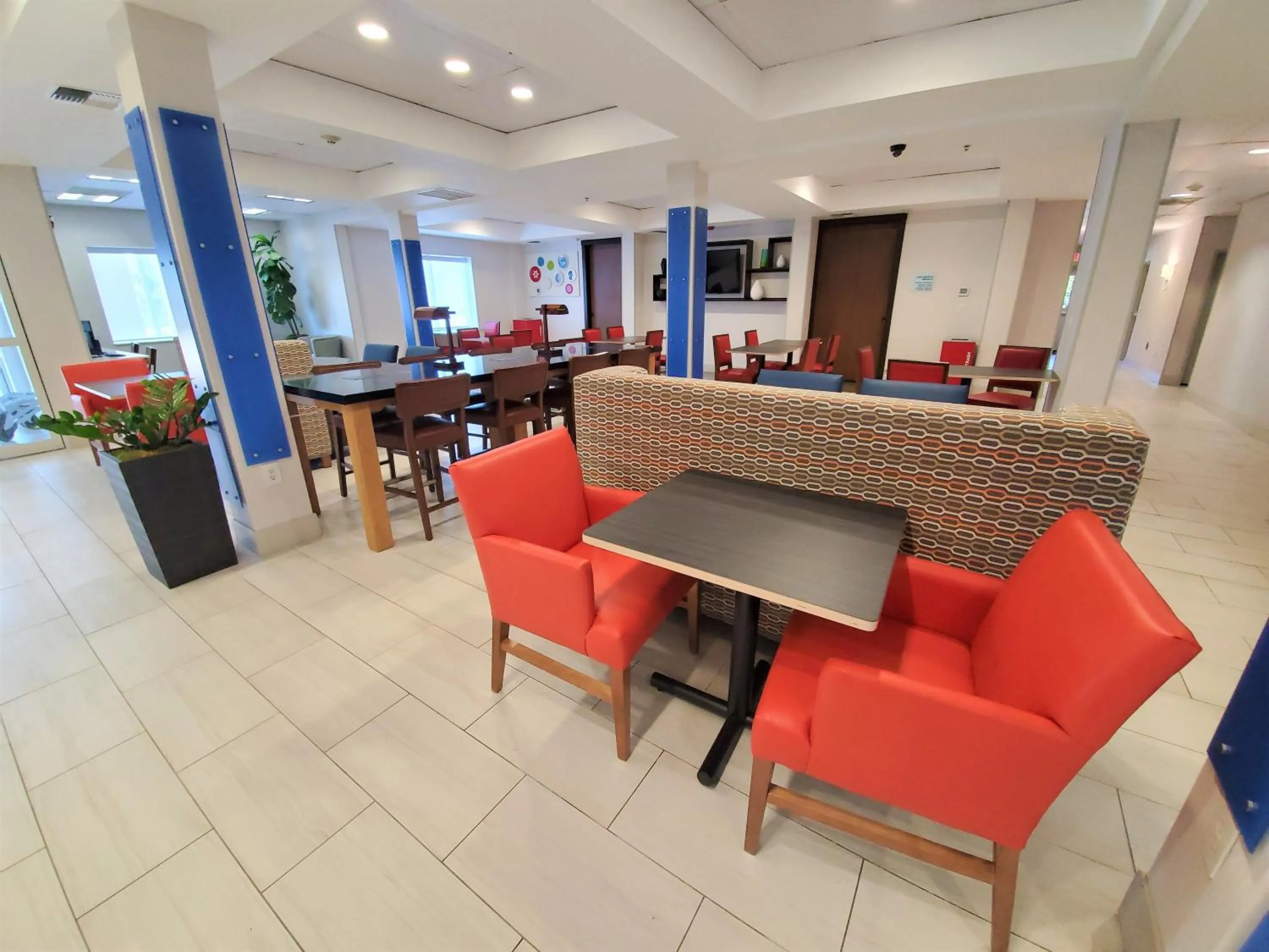 Breakfast in Holiday Inn Express Hotel & Suites Seattle North - Lynnwood by IHG