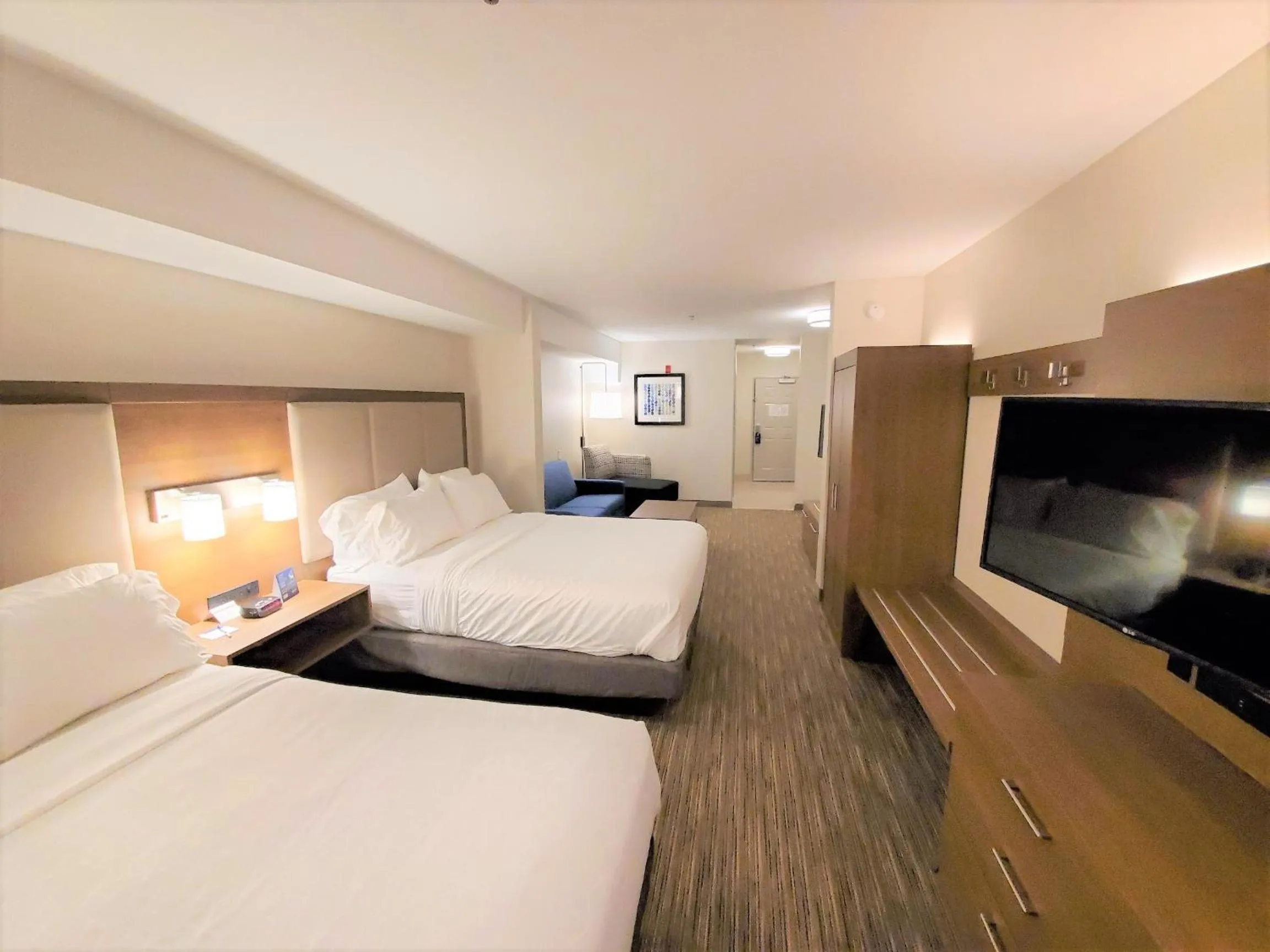 Bedroom, Bed in Holiday Inn Express Hotel & Suites Seattle North - Lynnwood by IHG