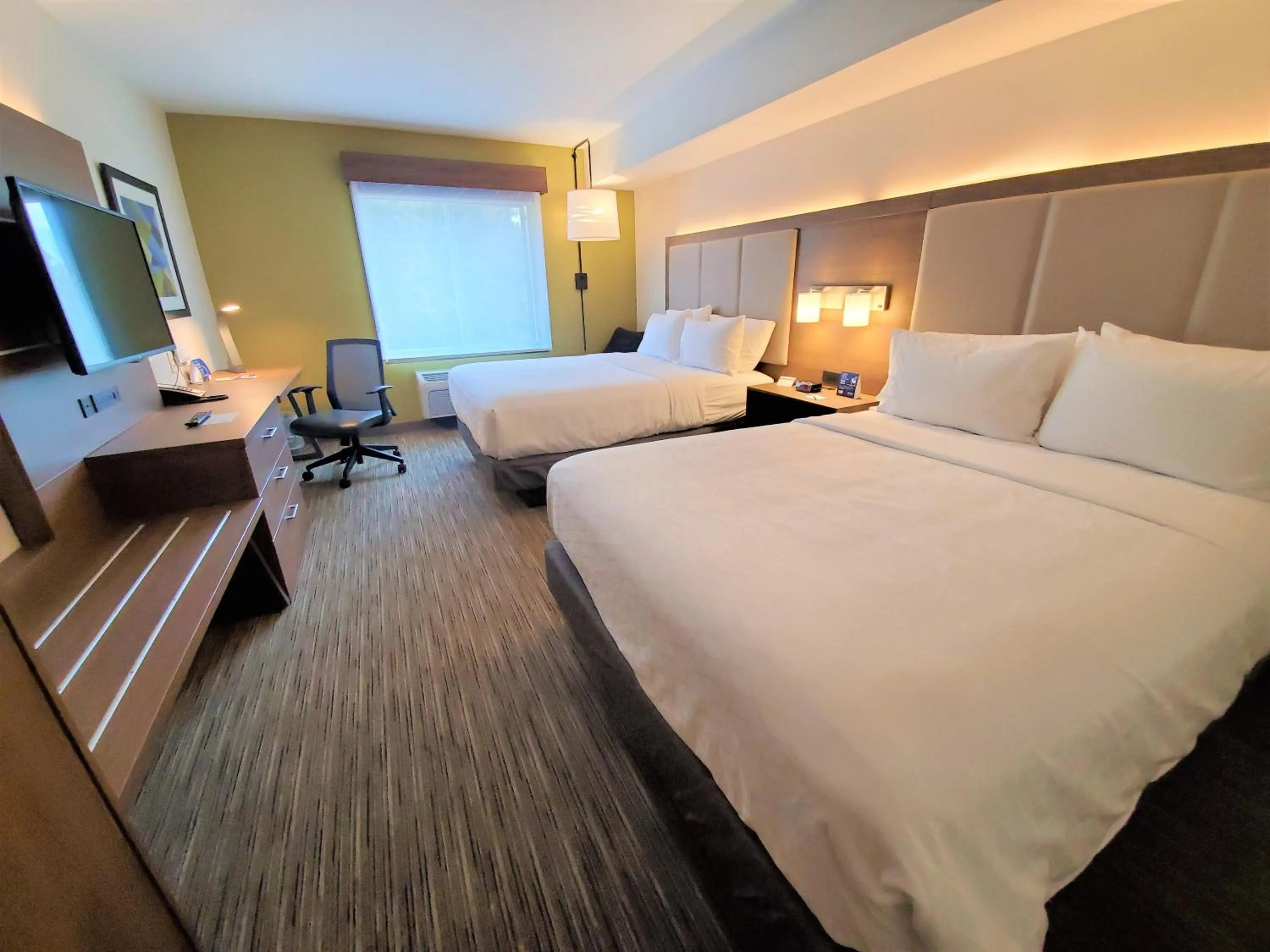Photo of the whole room, Bed in Holiday Inn Express Hotel & Suites Seattle North - Lynnwood by IHG