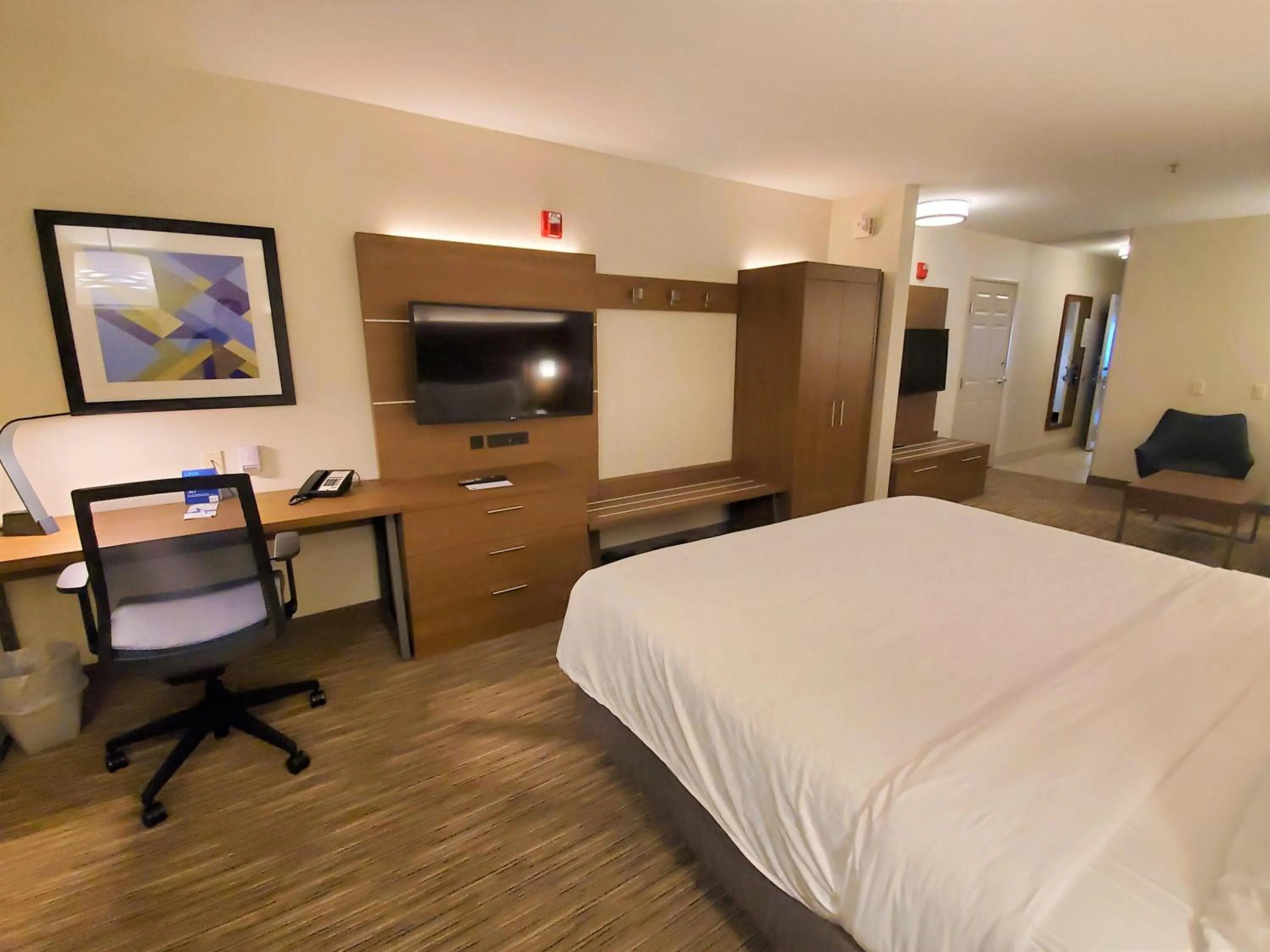 Photo of the whole room, Bed in Holiday Inn Express Hotel & Suites Seattle North - Lynnwood by IHG