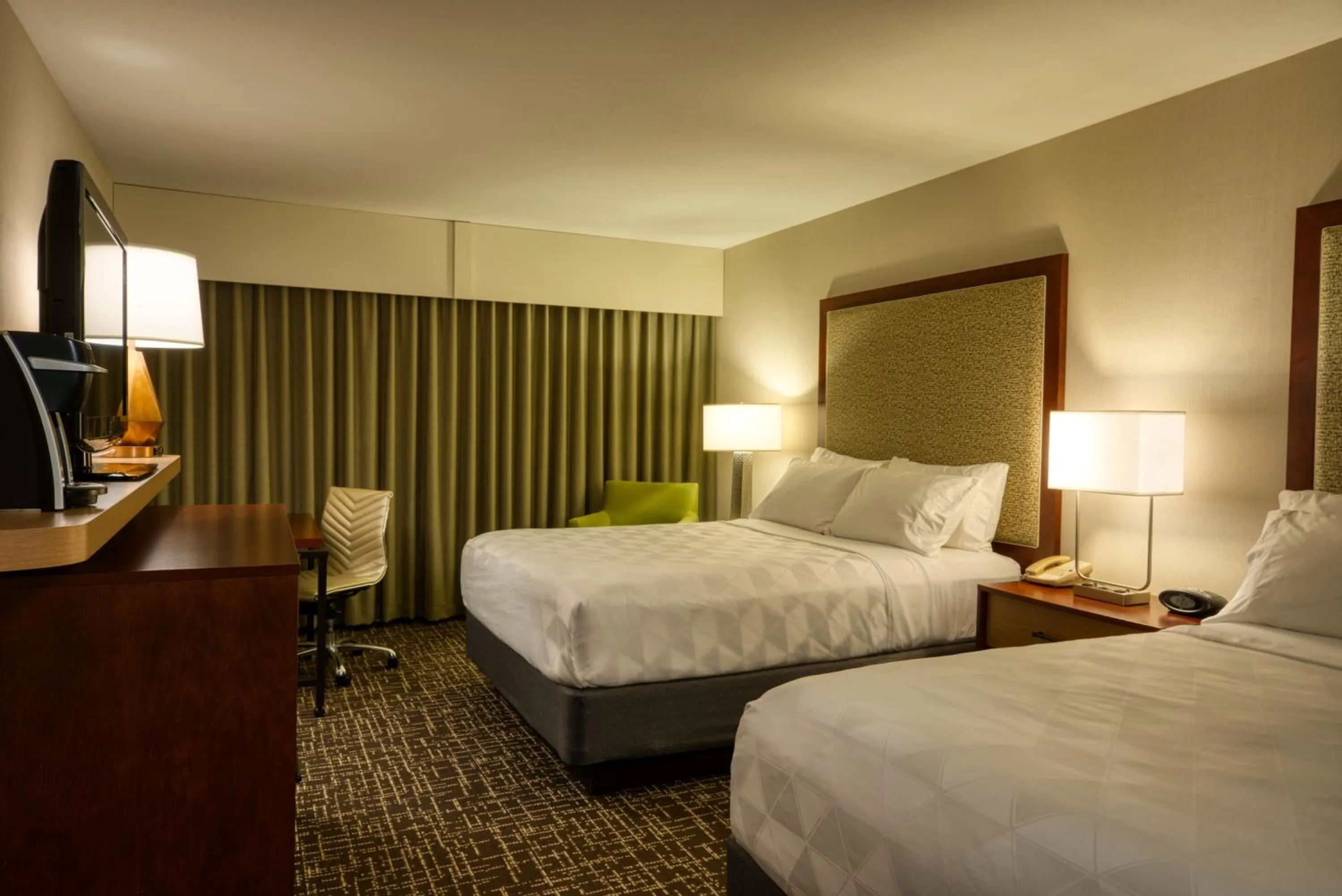 Photo of the whole room, Bed in Holiday Inn Hotel & Suites Minneapolis-Lakeville by IHG