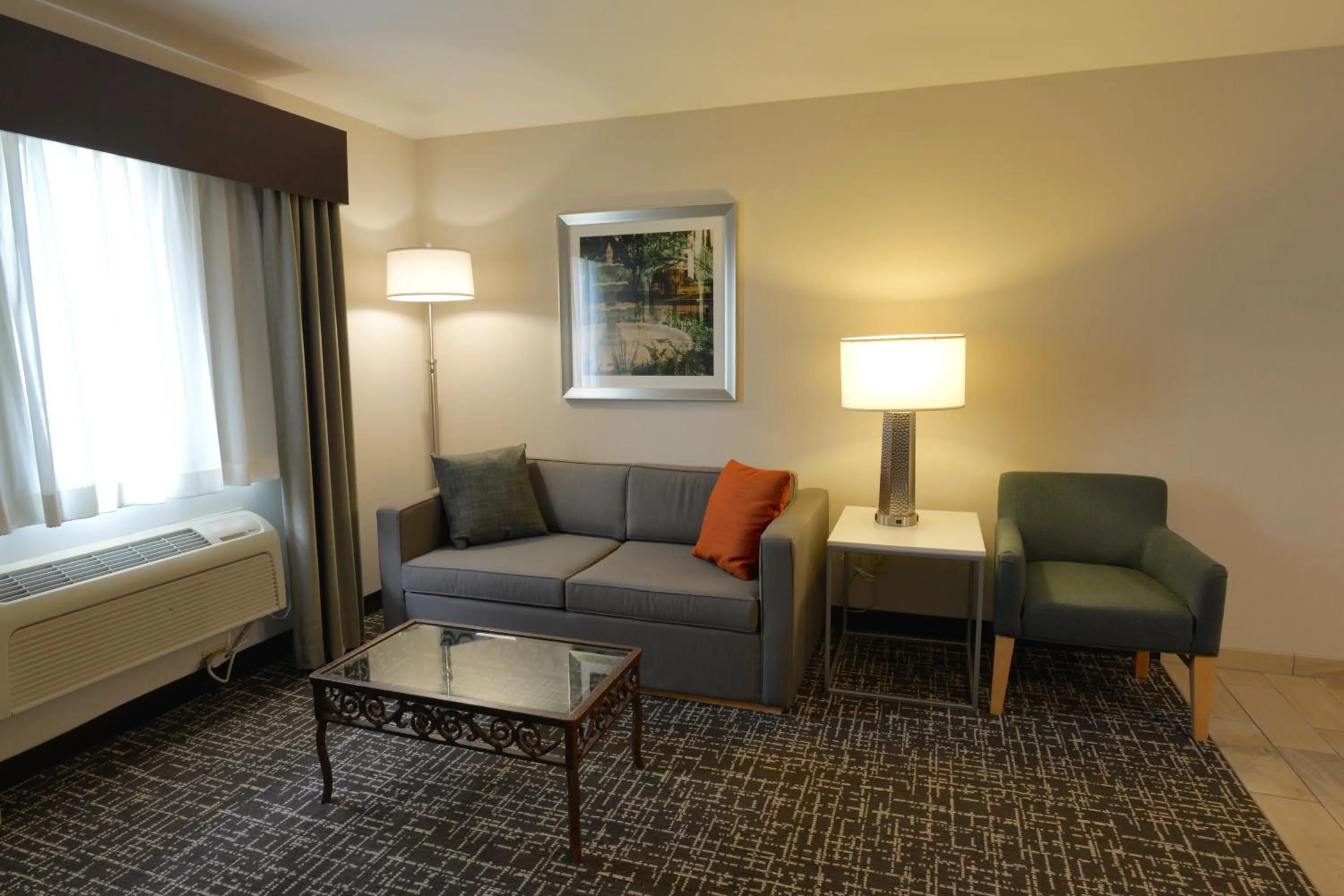 Photo of the whole room, Bed in Holiday Inn Hotel & Suites Minneapolis-Lakeville by IHG