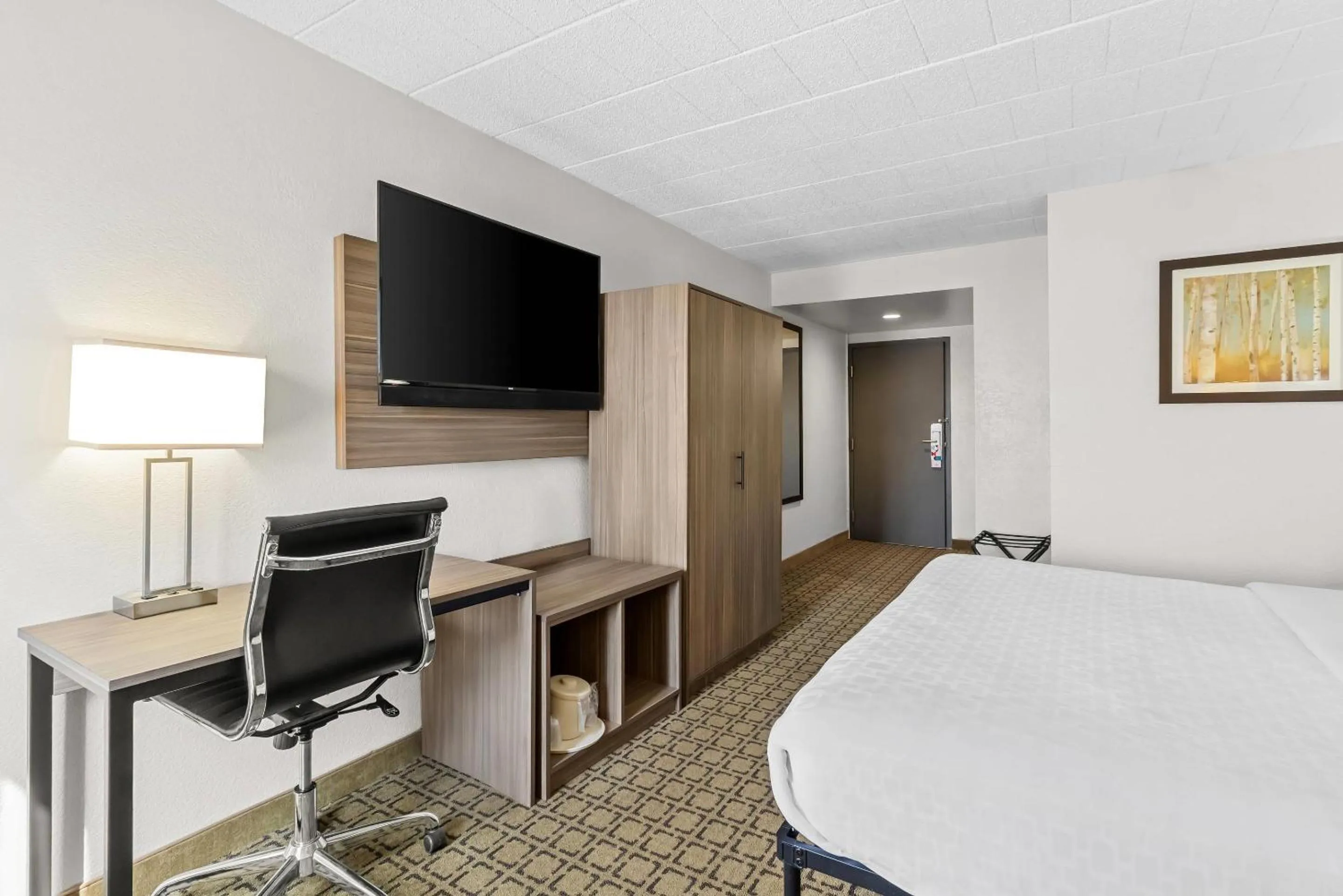 Bedroom, Bed in Clarion Inn Cranberry Township