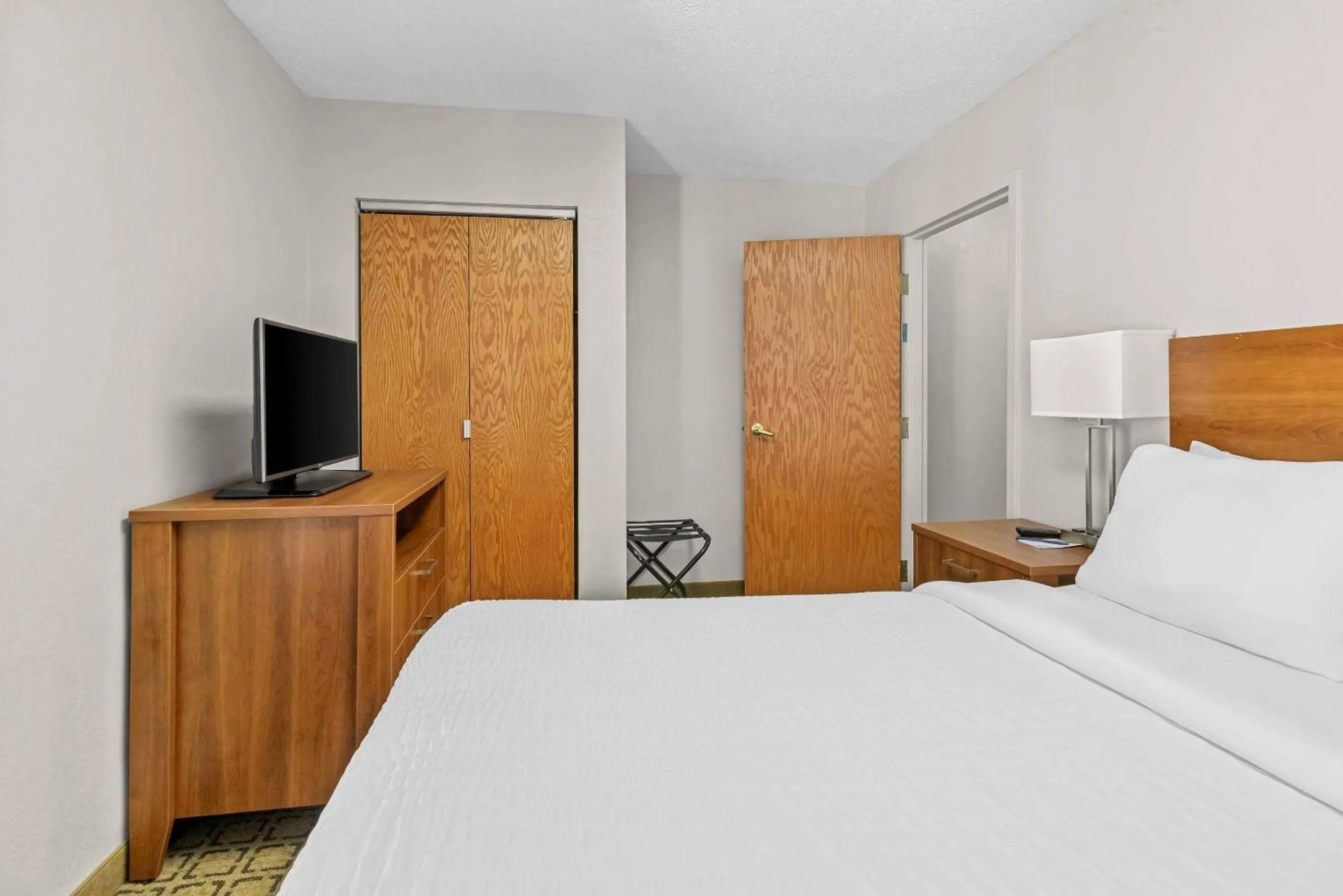 Bedroom, Bed in Clarion Inn Cranberry Township