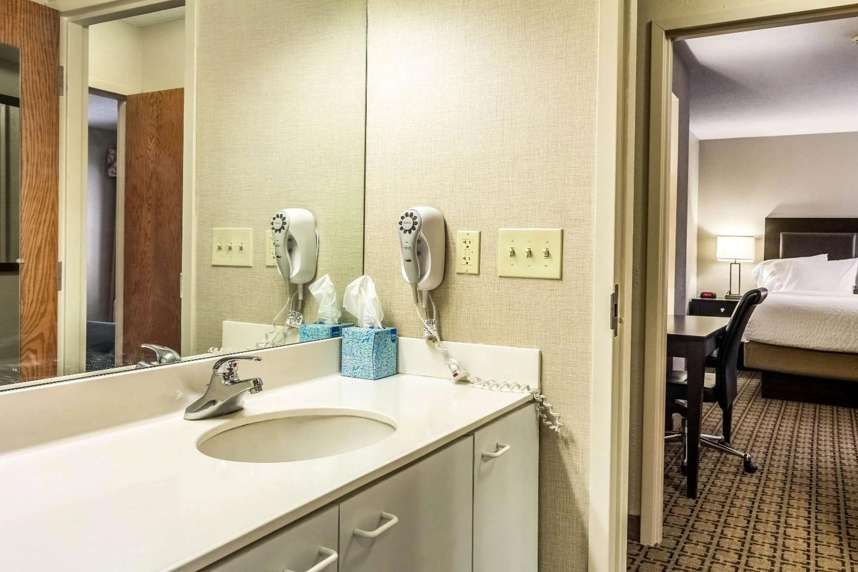 Bedroom, Bed in Clarion Inn Cranberry Township