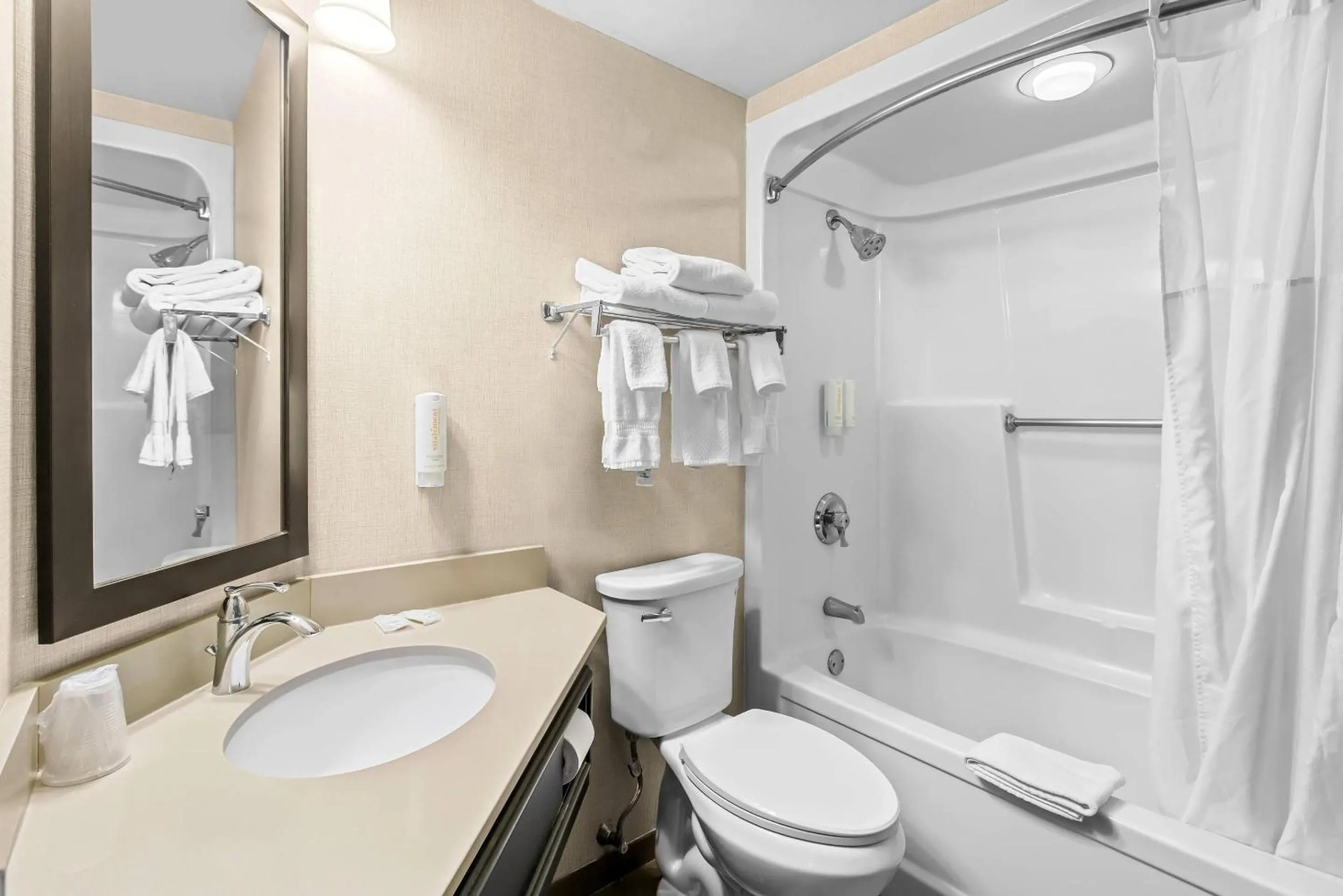 Bedroom in Clarion Inn Cranberry Township