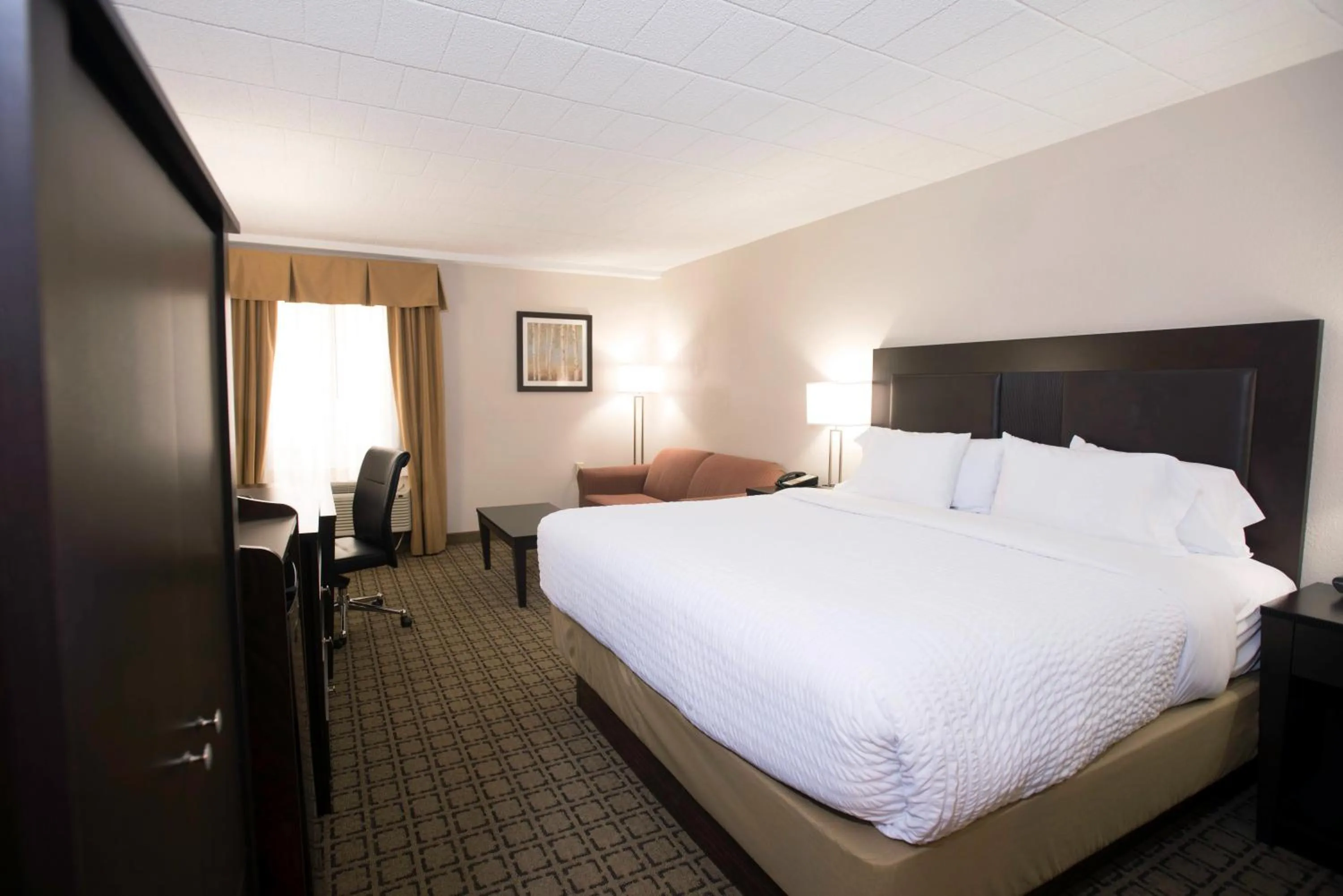 Bed in Clarion Inn Cranberry Township