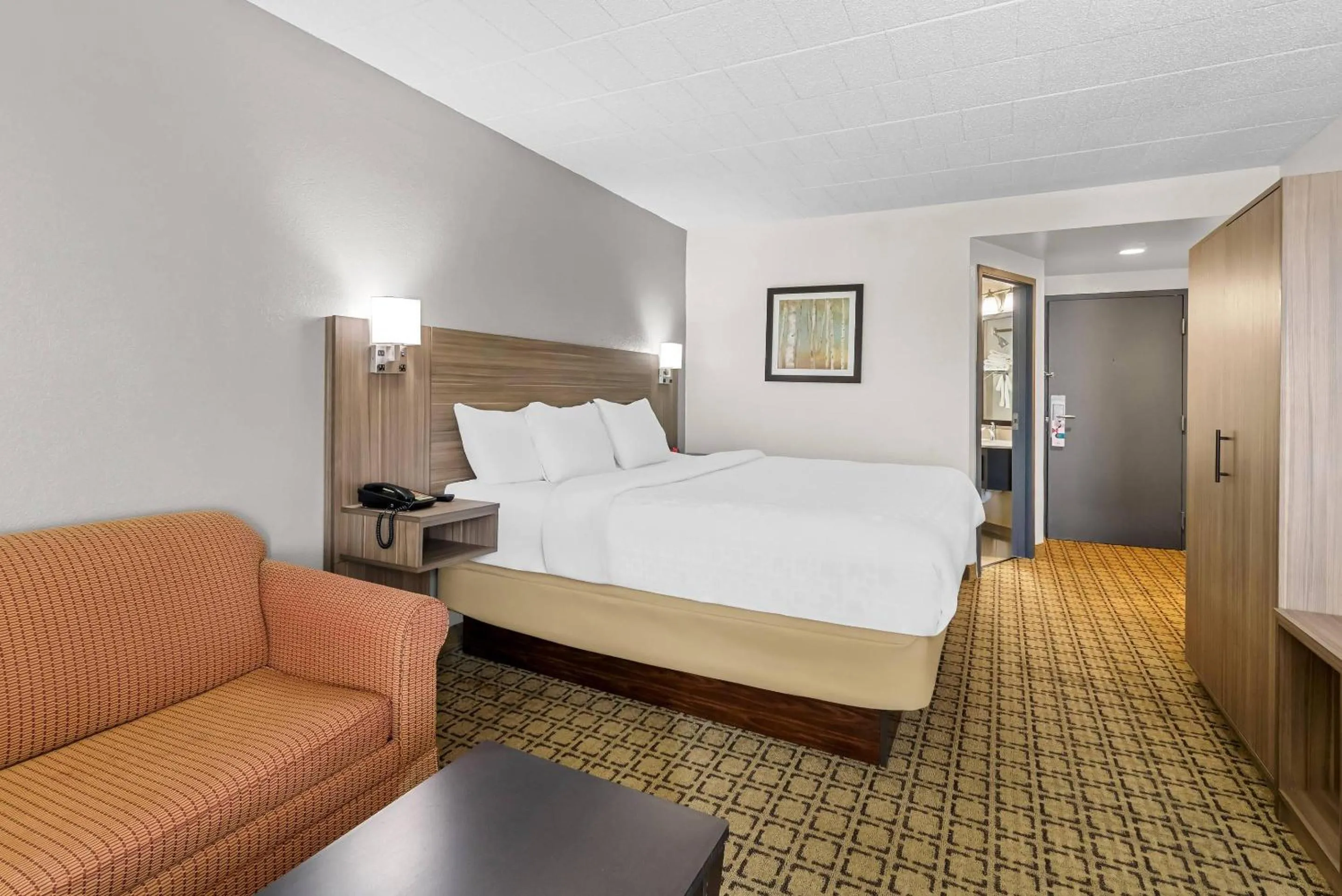 Bedroom, Bed in Clarion Inn Cranberry Township