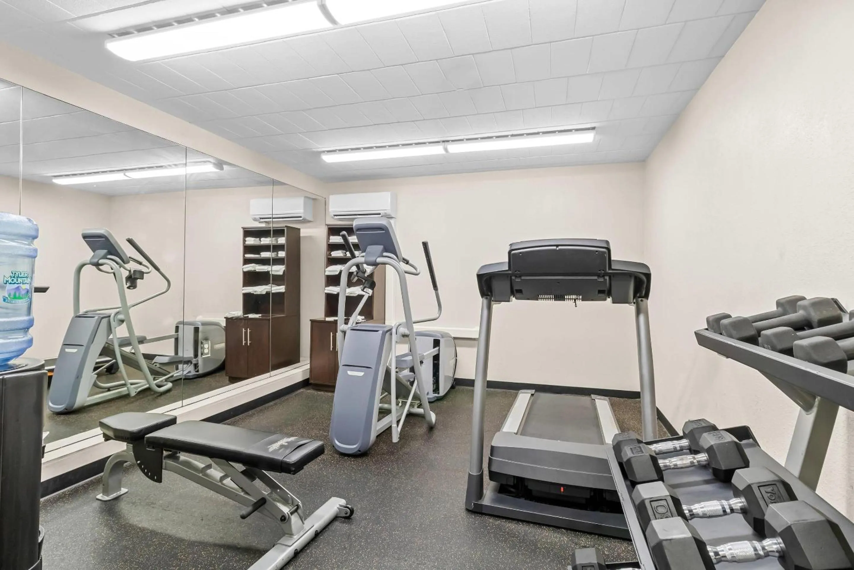 Fitness centre/facilities in Clarion Inn Cranberry Township