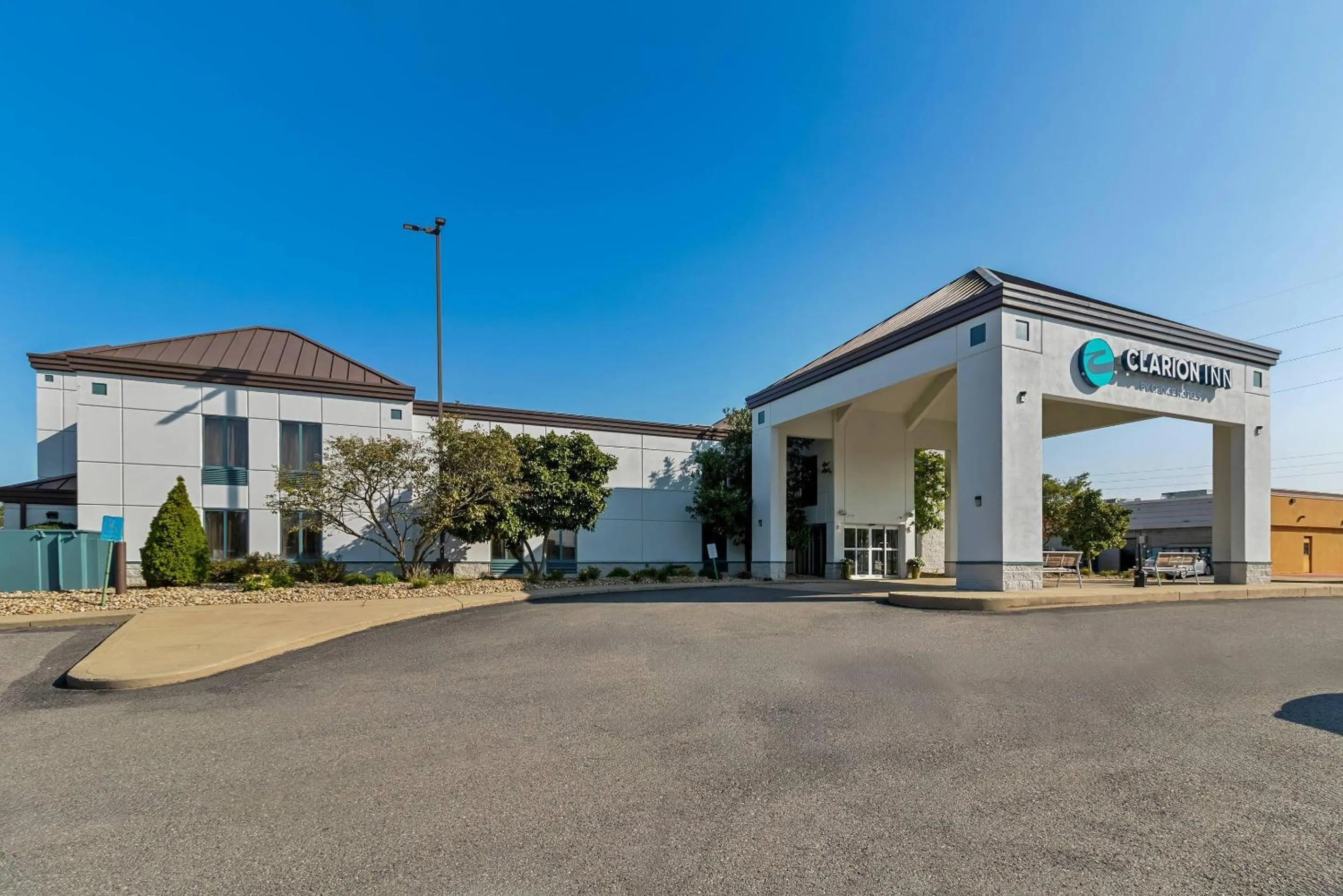 Property building in Clarion Inn Cranberry Township