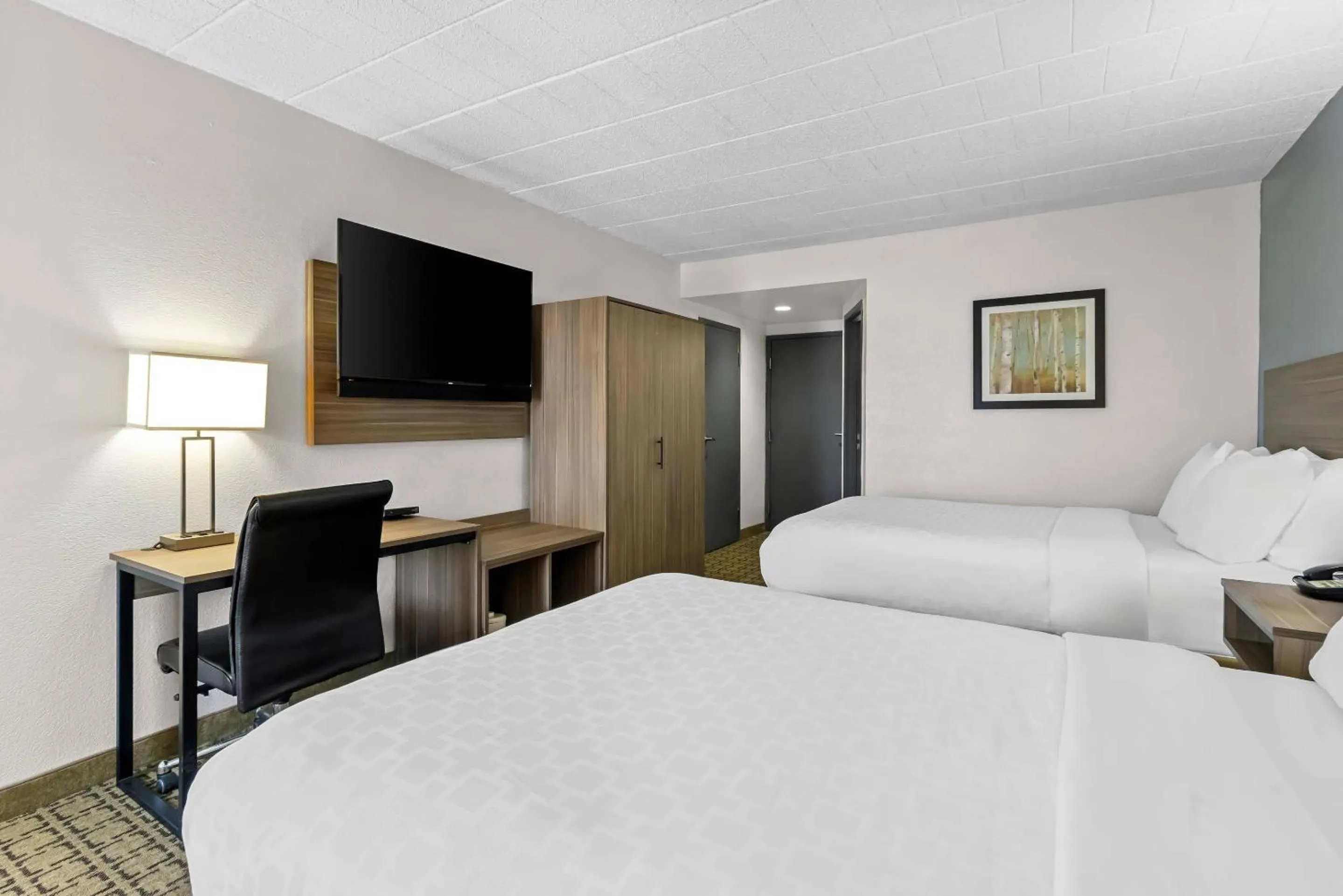 Bedroom, Bed in Clarion Inn Cranberry Township