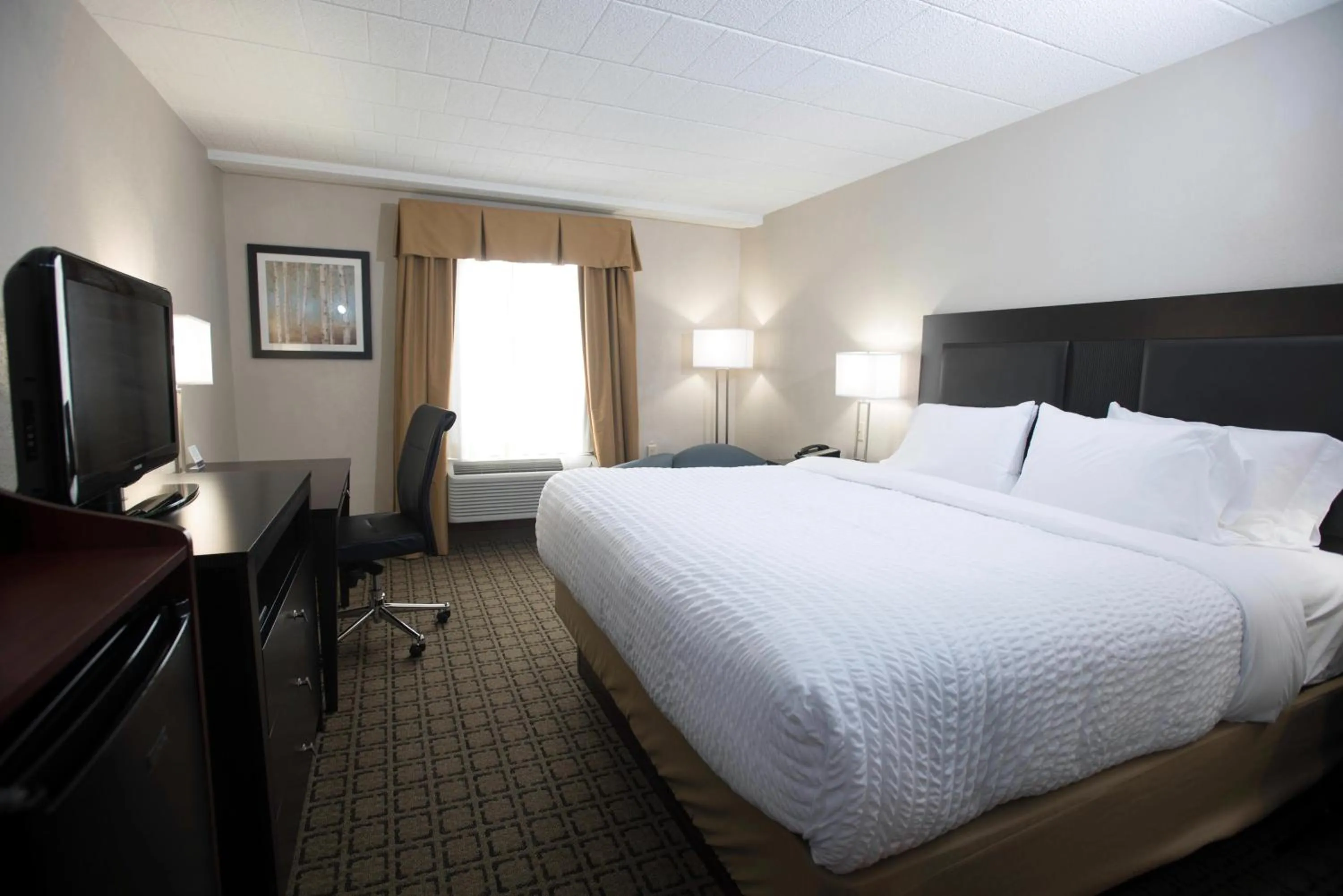 Bed in Clarion Inn Cranberry Township