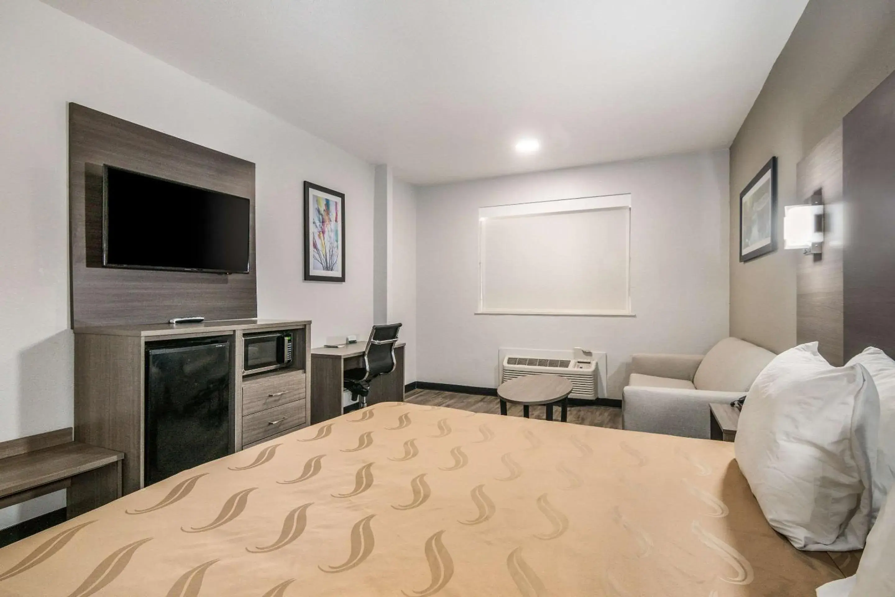 Standard King Room - Smoking in Quality Inn & Suites Fort Worth - Fossil Creek Standard King Room - Smoking in Quality Inn & Suites Fort Worth - Fossil Creek