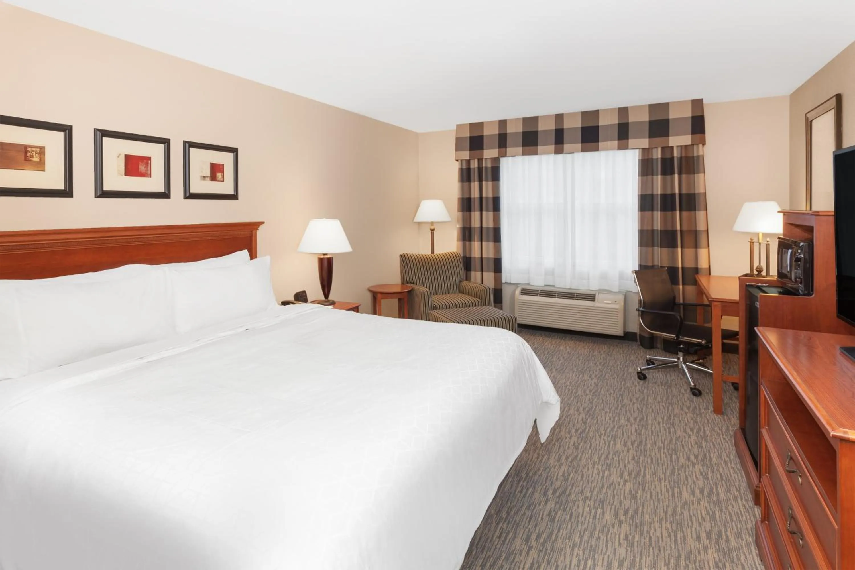Photo of the whole room, Bed in Holiday Inn Express Hotel & Suites Hampton South-Seabrook by IHG