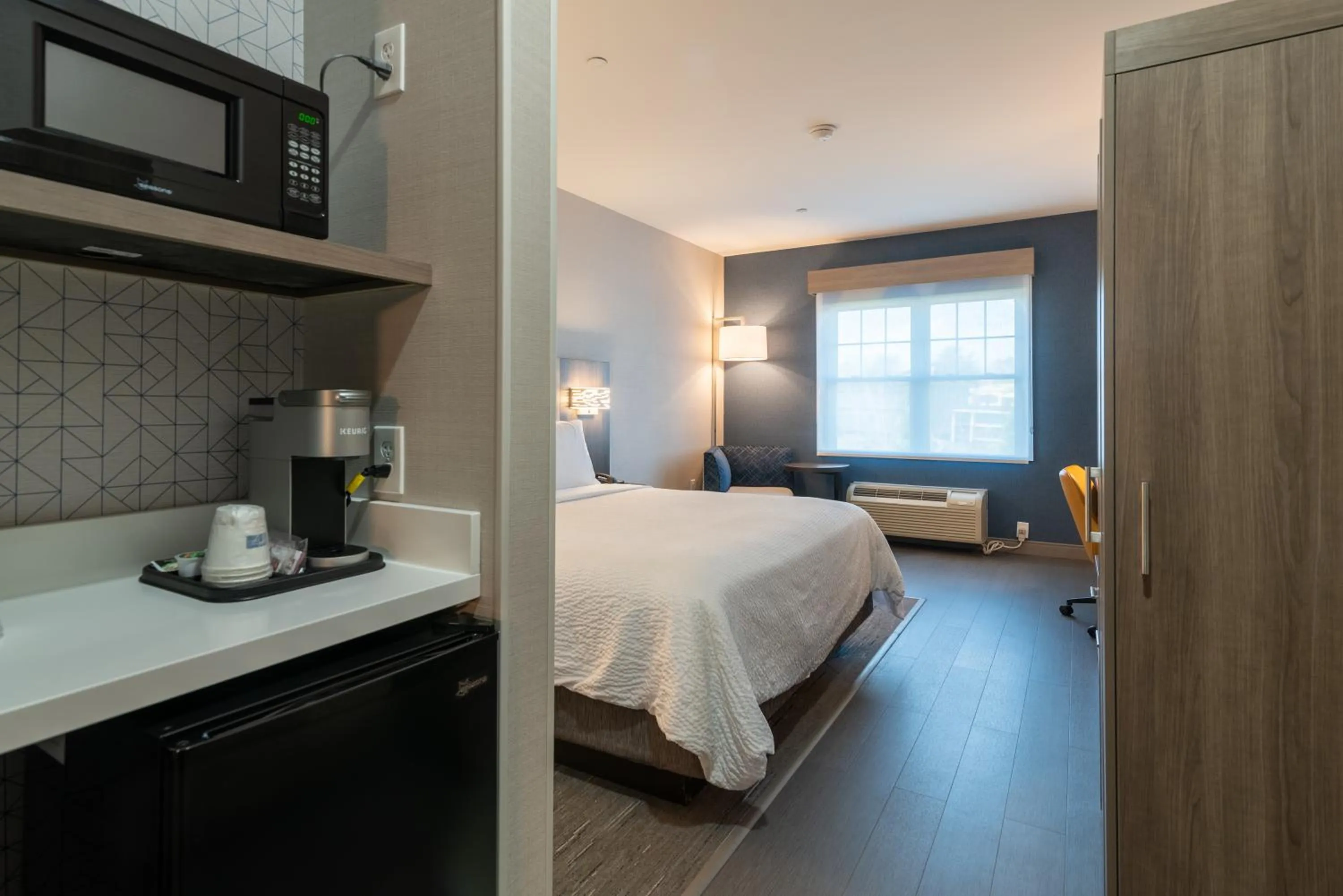 Bedroom, Bed in Holiday Inn Express Hotel & Suites Hampton South-Seabrook by IHG