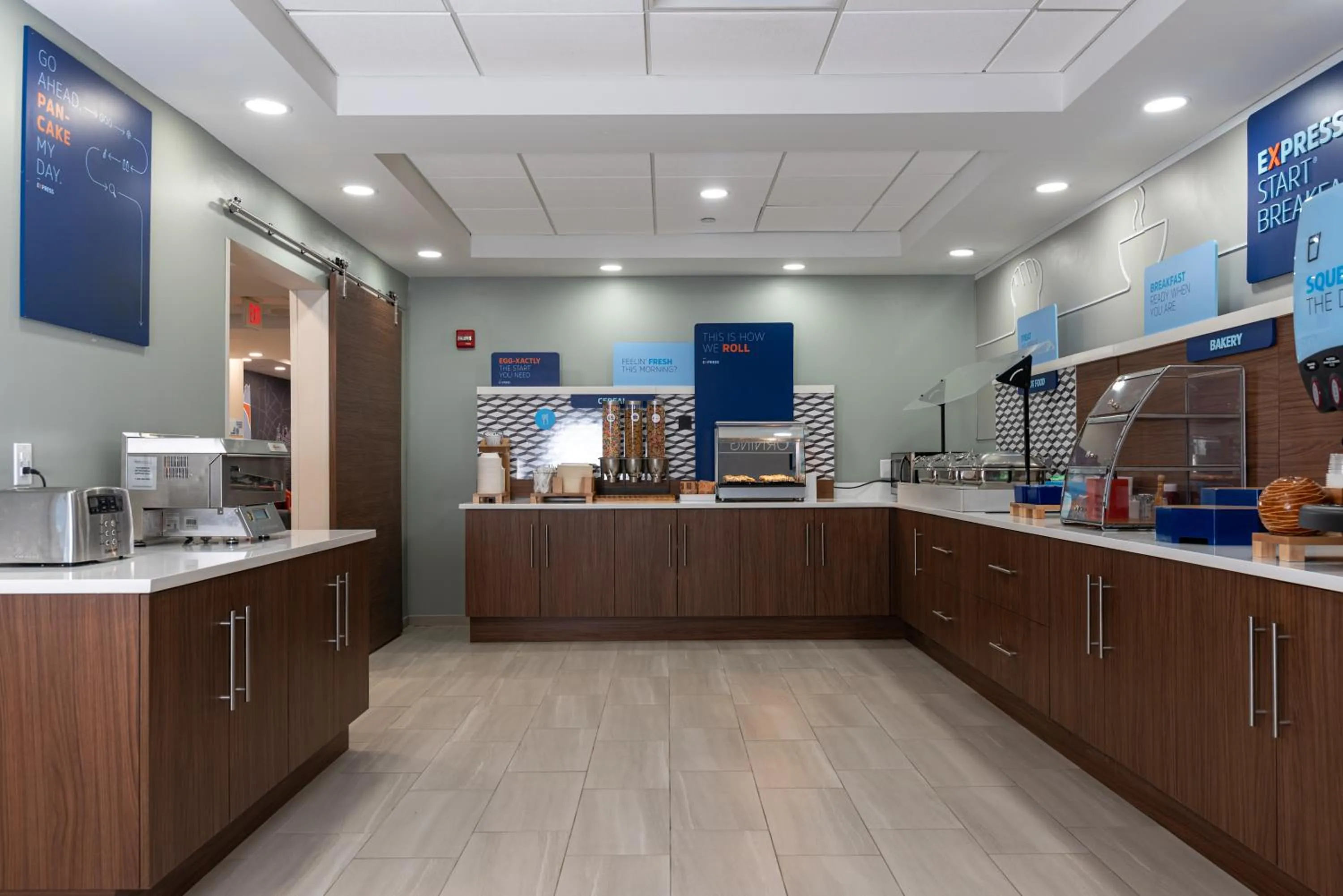 Kitchen or kitchenette in Holiday Inn Express Hotel & Suites Hampton South-Seabrook by IHG
