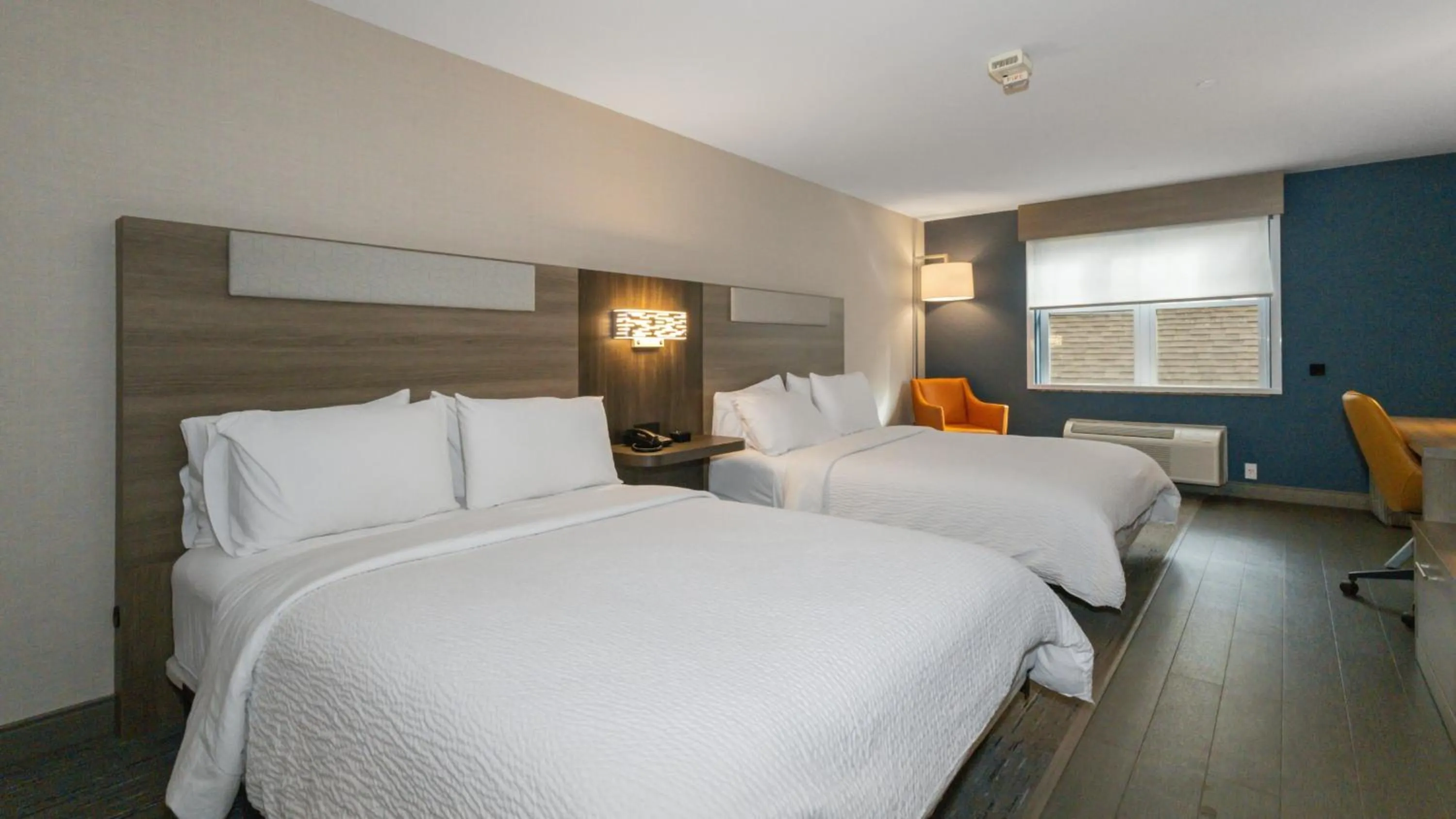 Photo of the whole room, Bed in Holiday Inn Express Hotel & Suites Hampton South-Seabrook by IHG