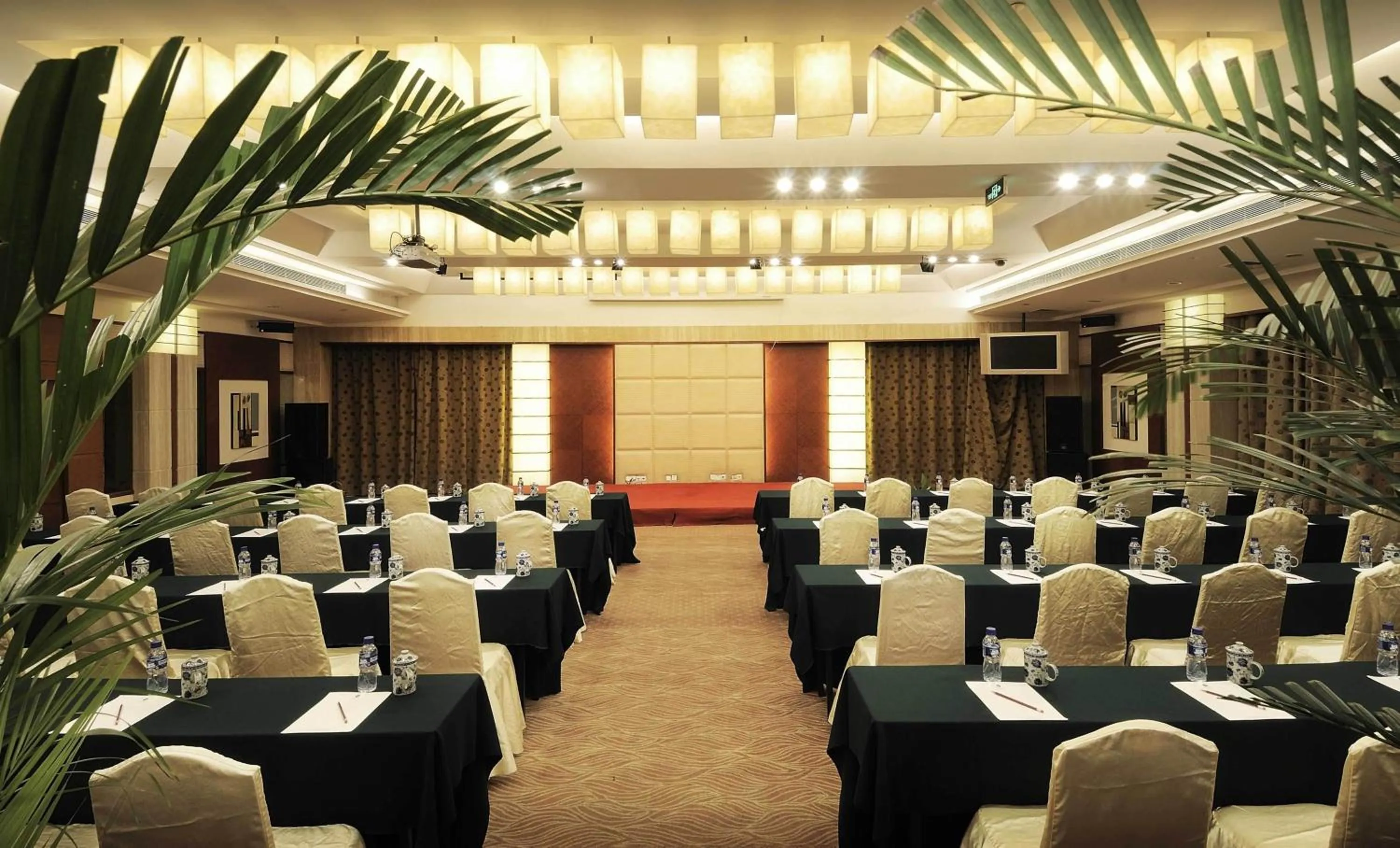 Business facilities in Howard Johnson Wyndham Leonora plzaz Shanghai