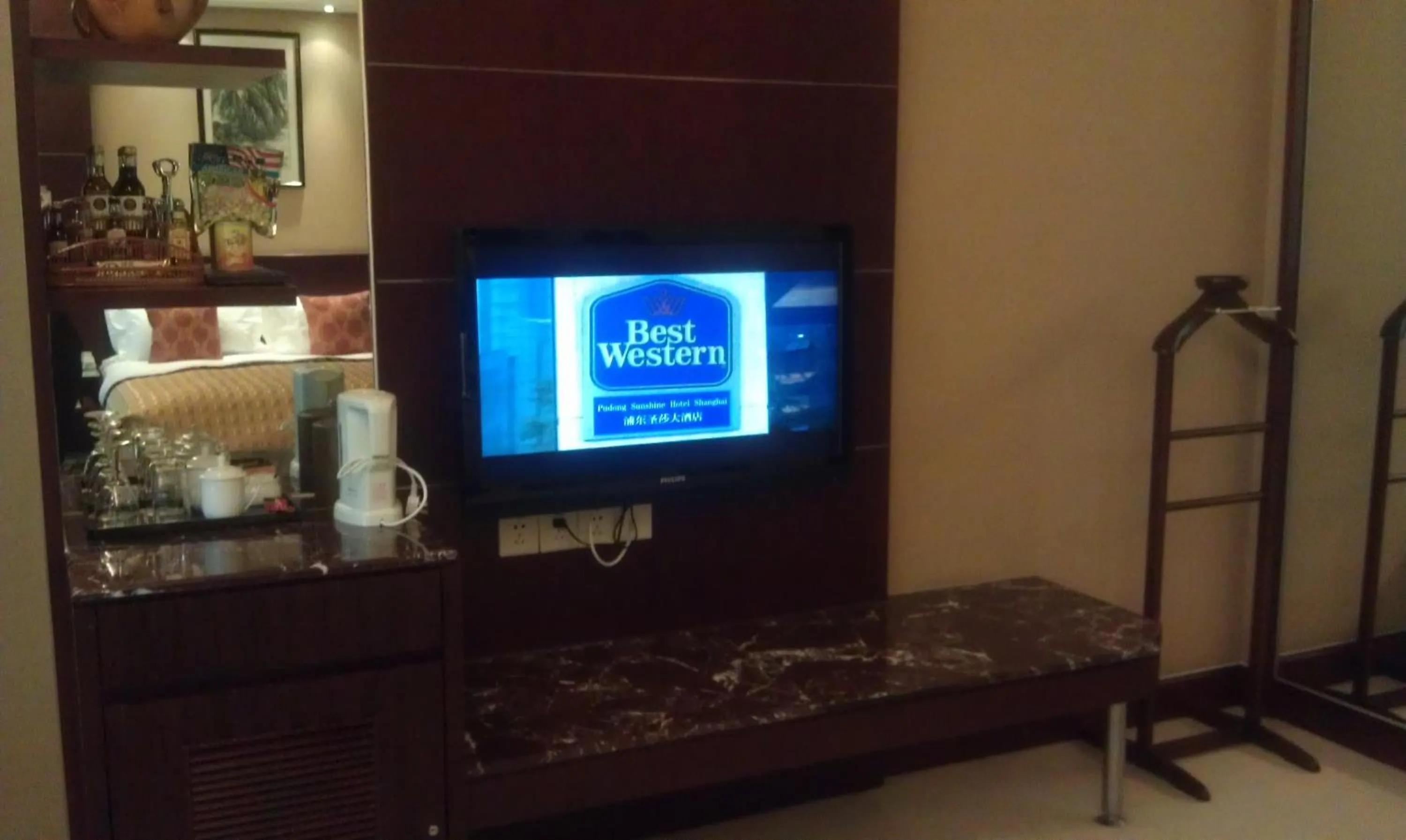 TV and multimedia in Howard Johnson Wyndham Leonora plzaz Shanghai