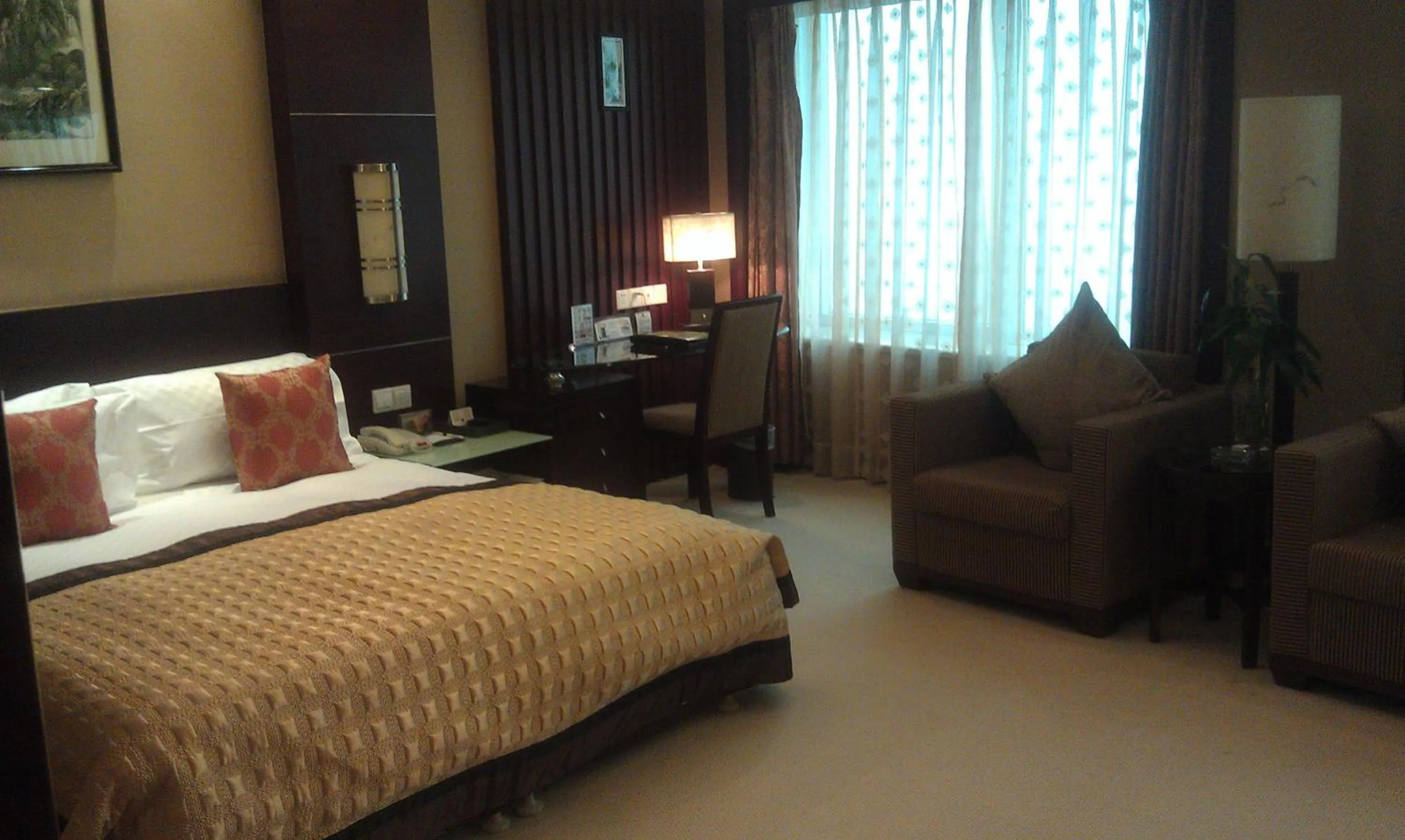 Bedroom, Bed in Howard Johnson Wyndham Leonora plzaz Shanghai