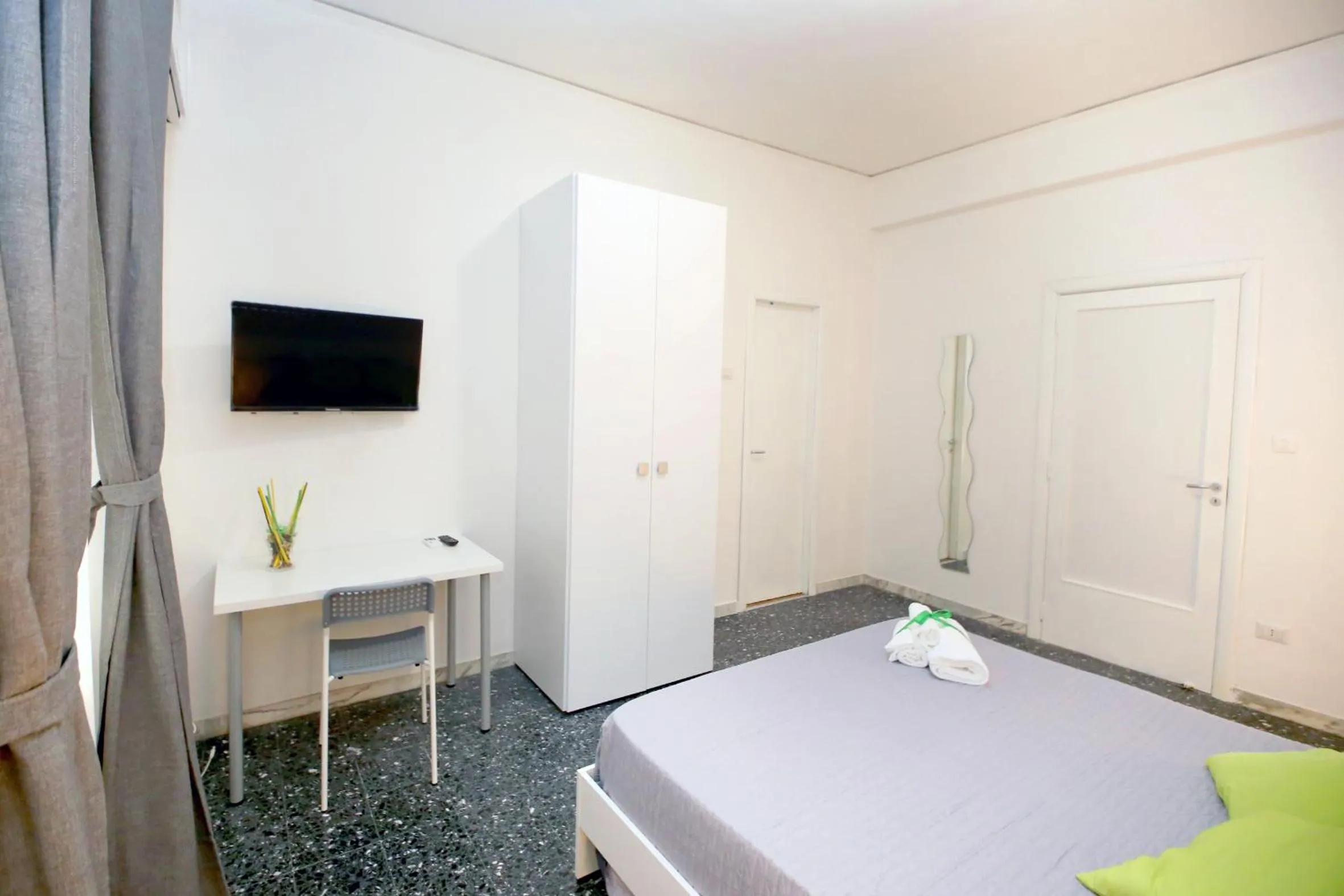 Photo of the whole room, Bed in B&B Salernoway