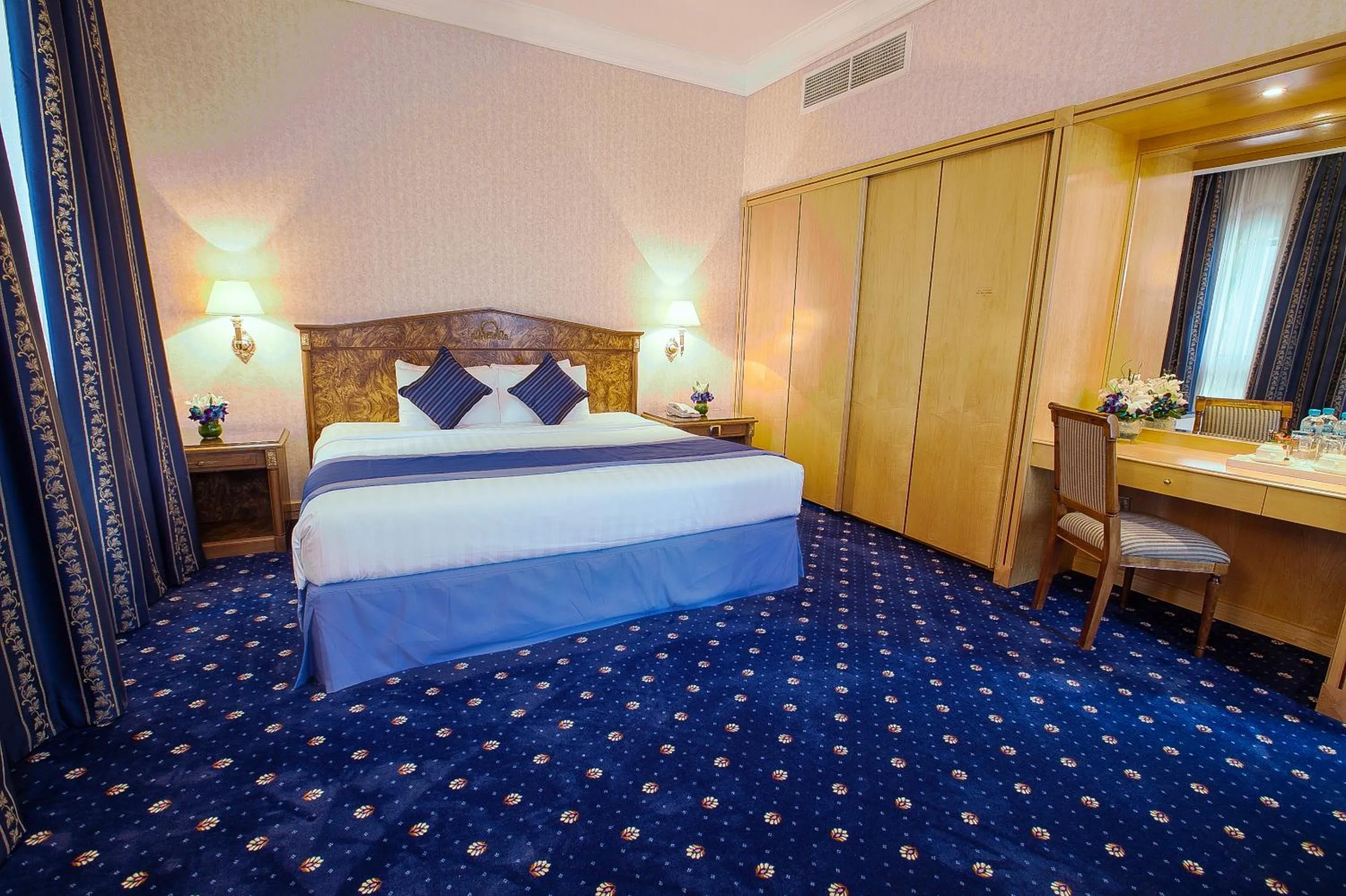 Bed in Capitol Hotel Jumeirah Dubai