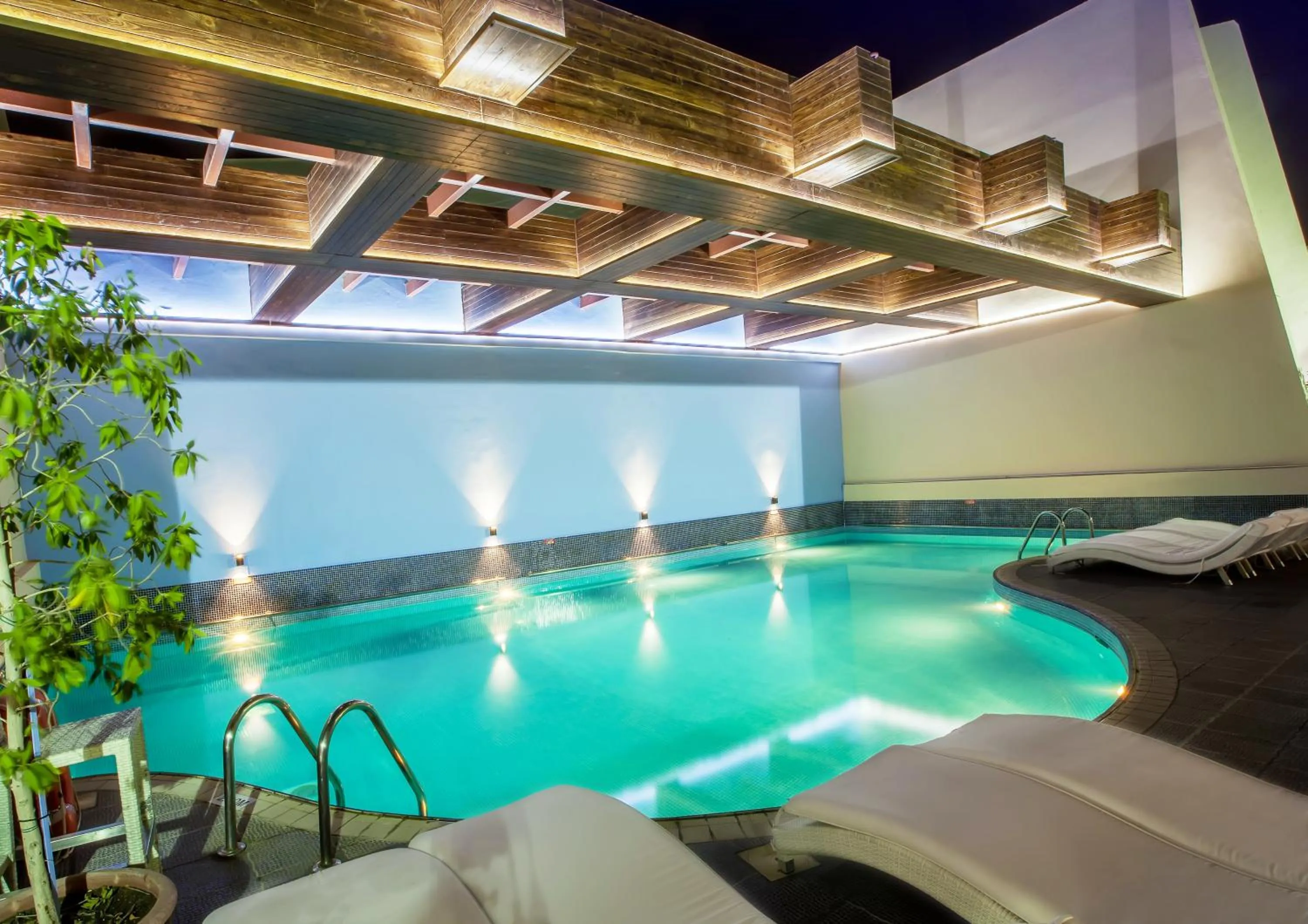 Swimming pool in Capitol Hotel Jumeirah Dubai