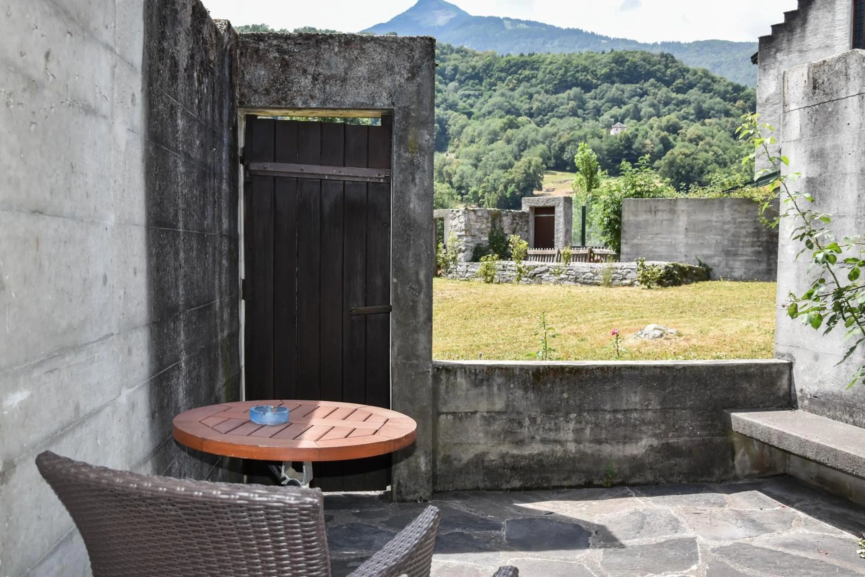 Patio in Hôtel Restaurant Le Saint-Christophe