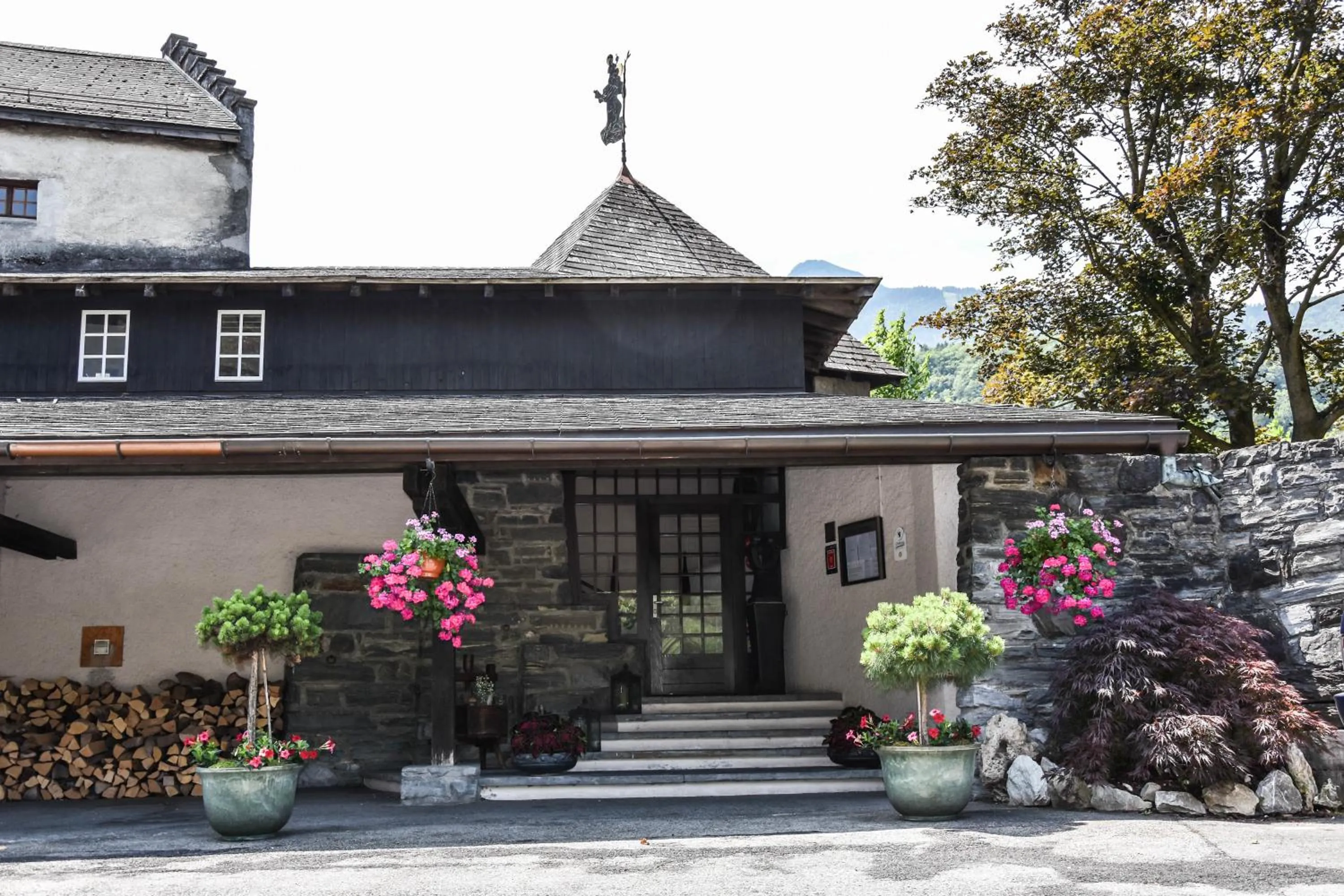 Facade/entrance in Hôtel Restaurant Le Saint-Christophe