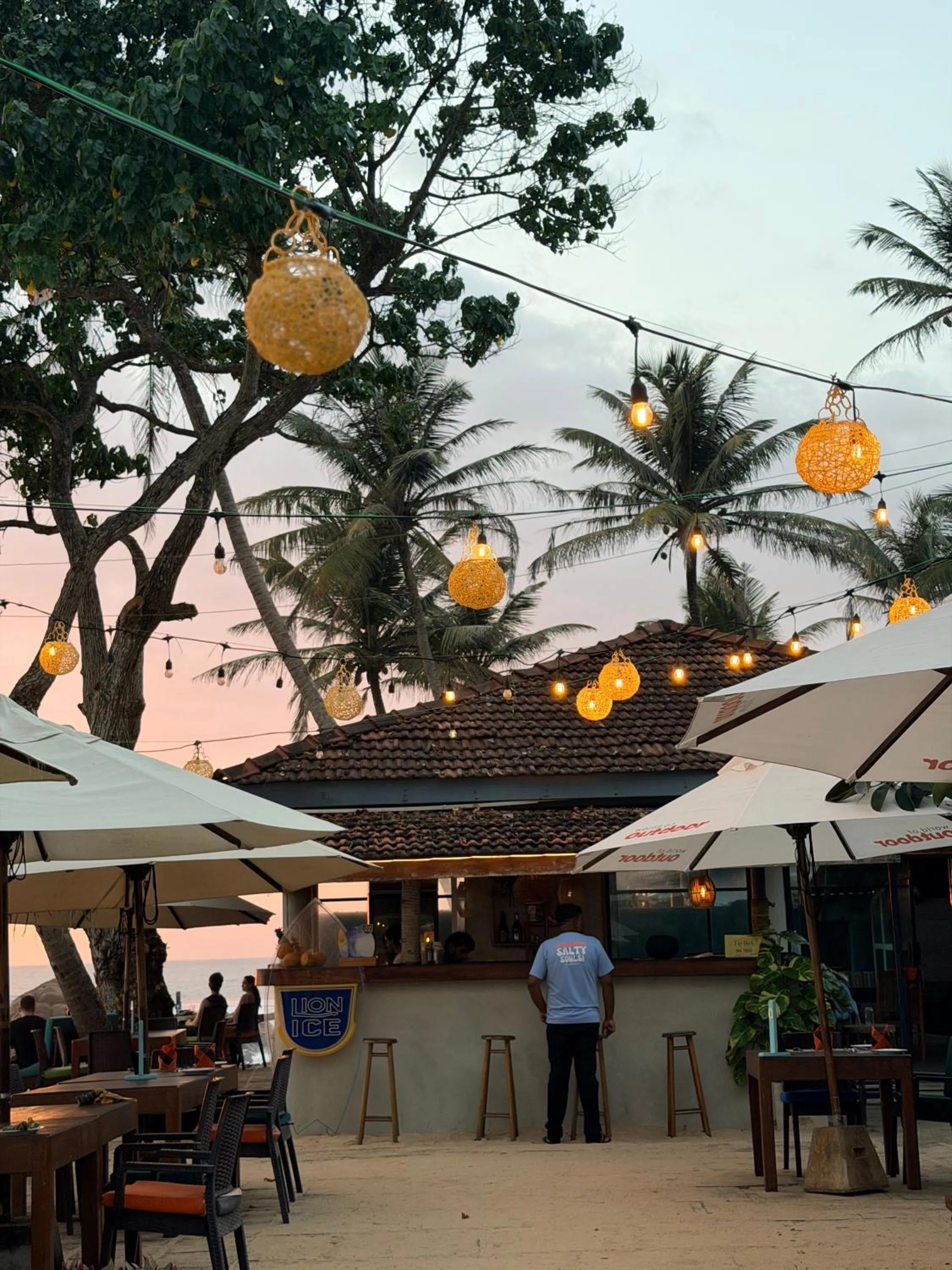 Restaurant/places to eat in Sri Gemunu Beach Resort