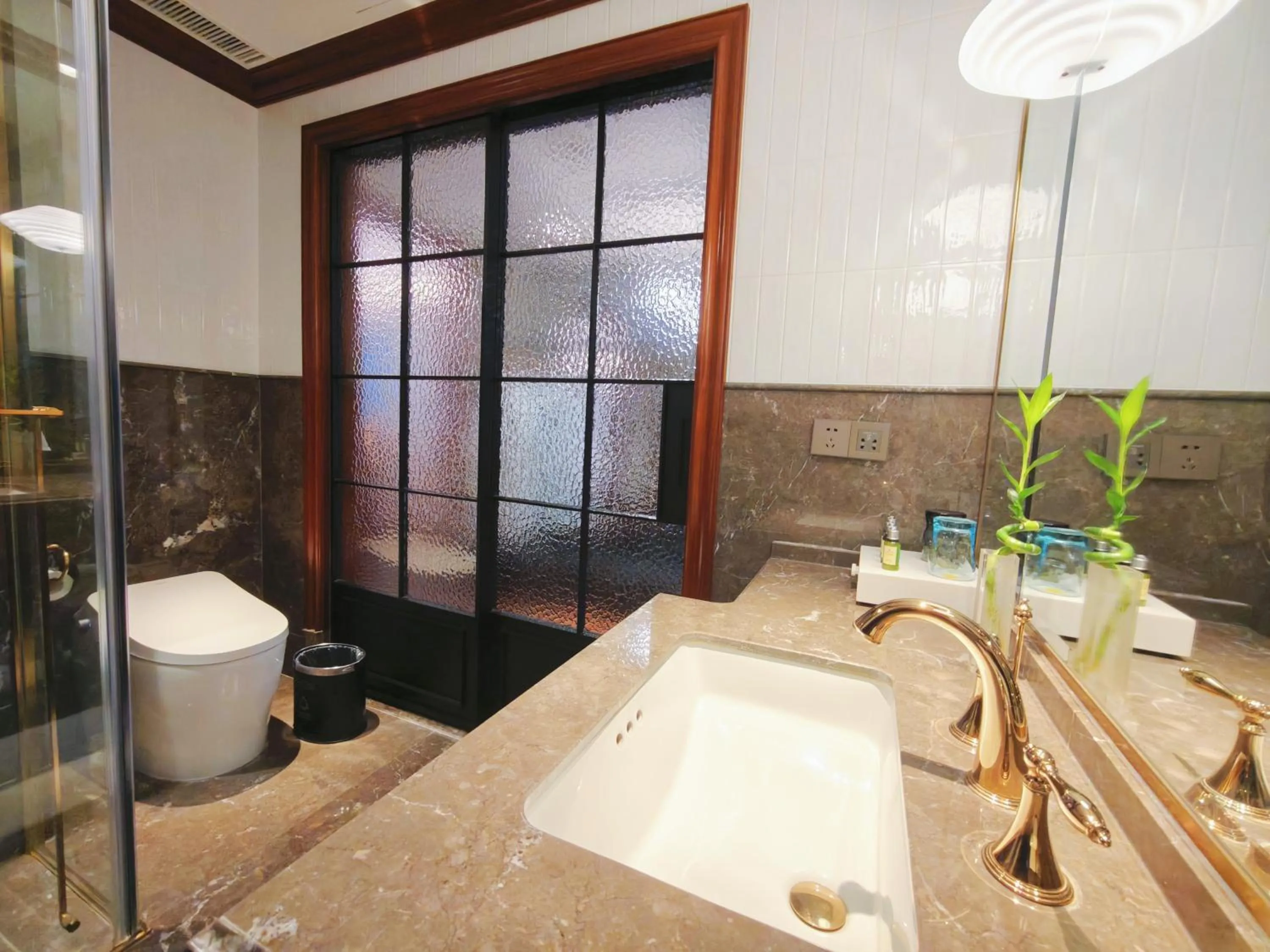 Toilet in Royal Grace Hotel Optics Valley Wuhan