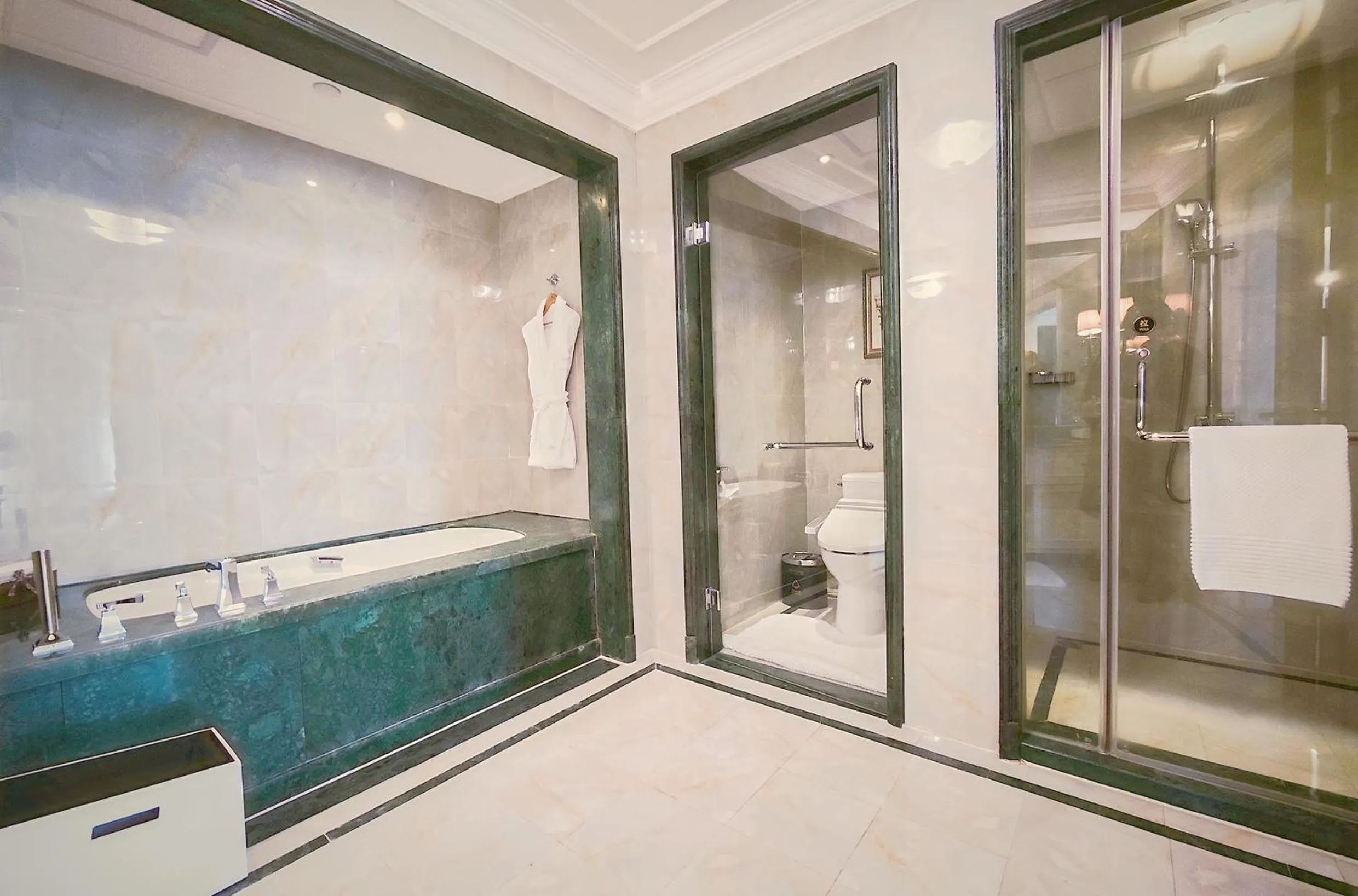 Toilet in Royal Grace Hotel Optics Valley Wuhan