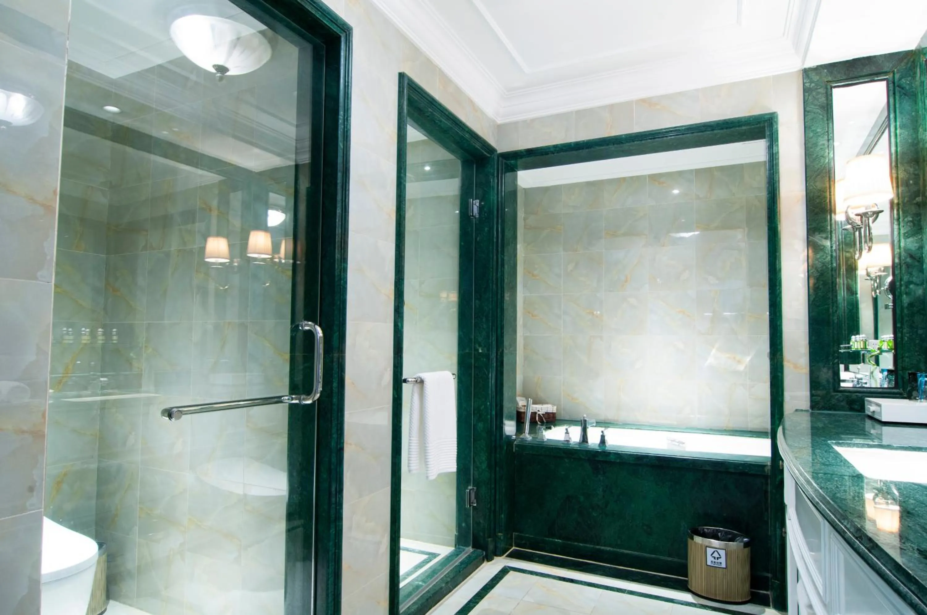 Toilet in Royal Grace Hotel Optics Valley Wuhan