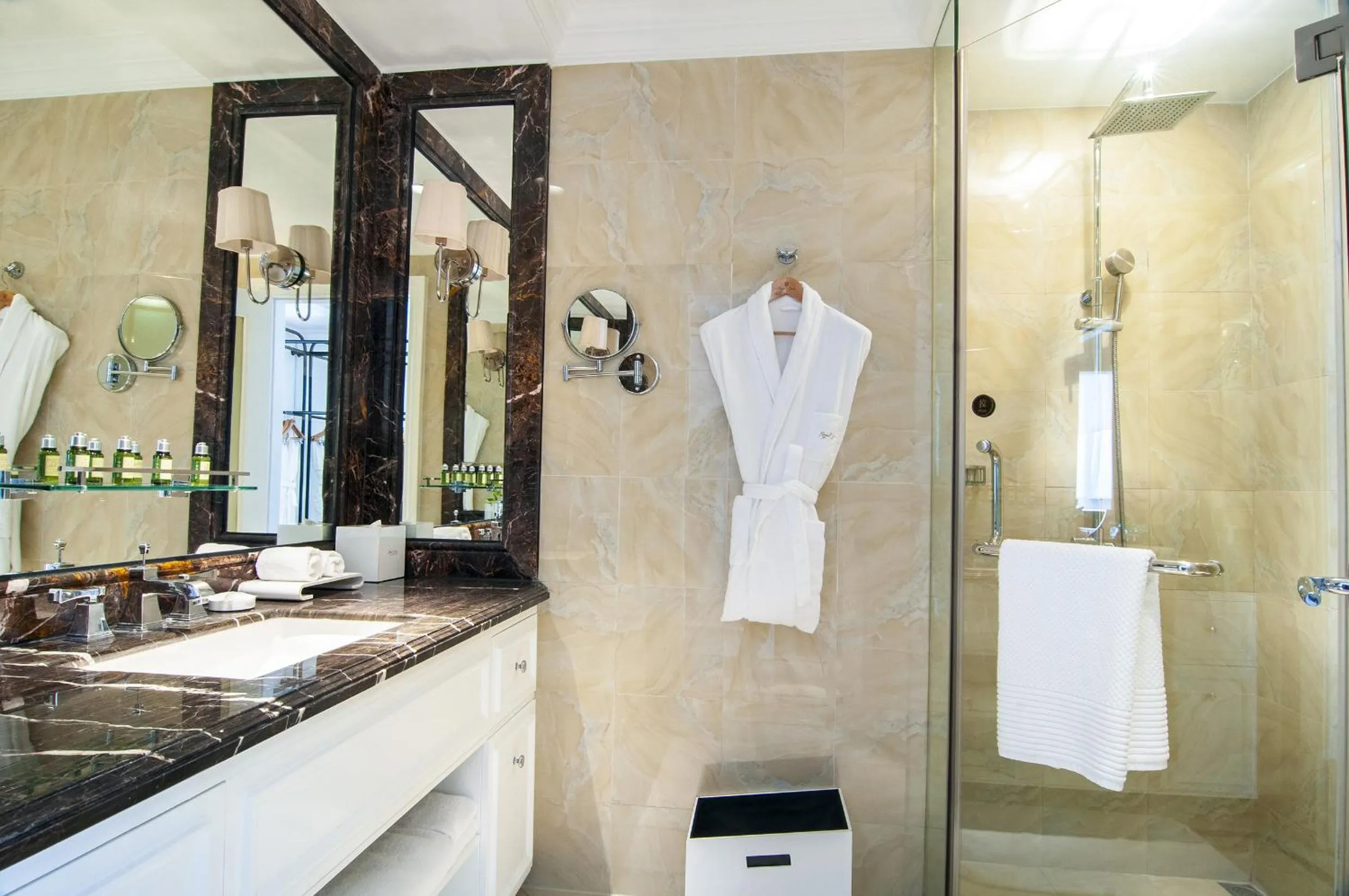 Toilet in Royal Grace Hotel Optics Valley Wuhan