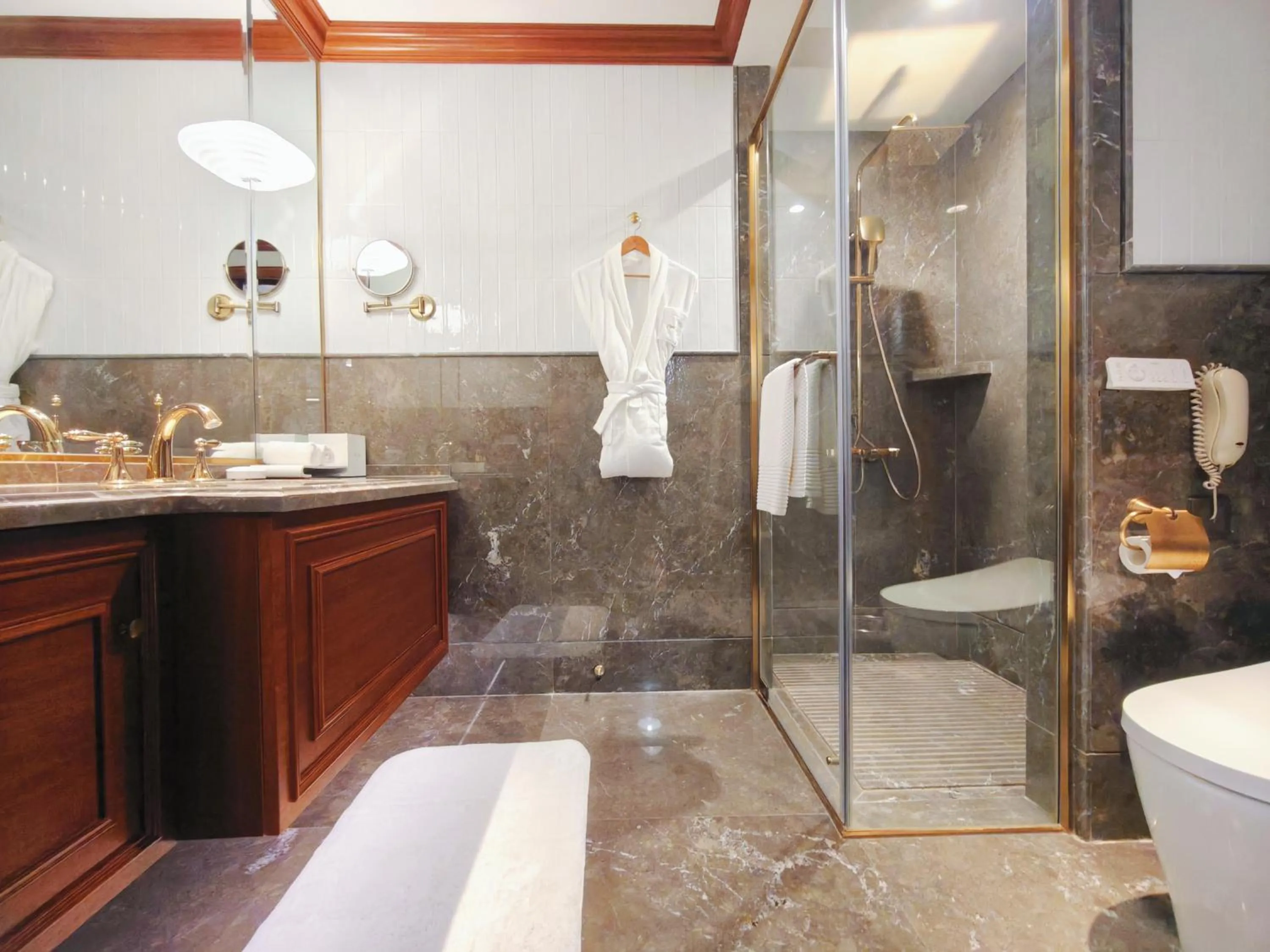 Toilet in Royal Grace Hotel Optics Valley Wuhan