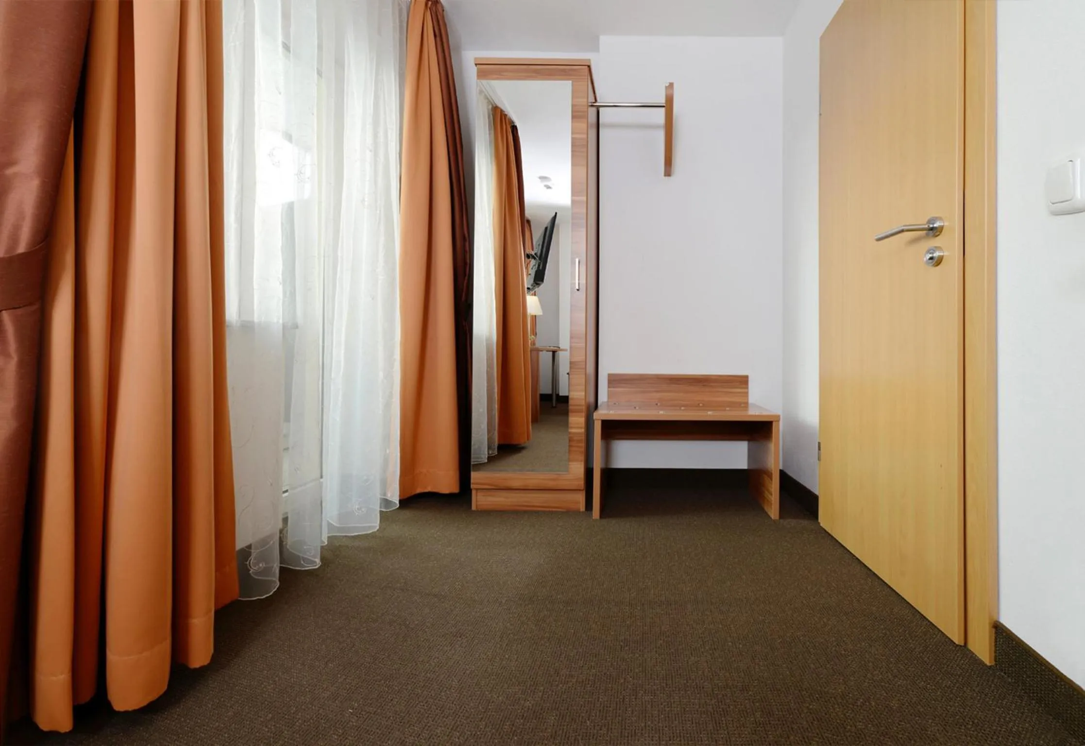 wardrobe, Bed in Hotel Bayerisch Meran