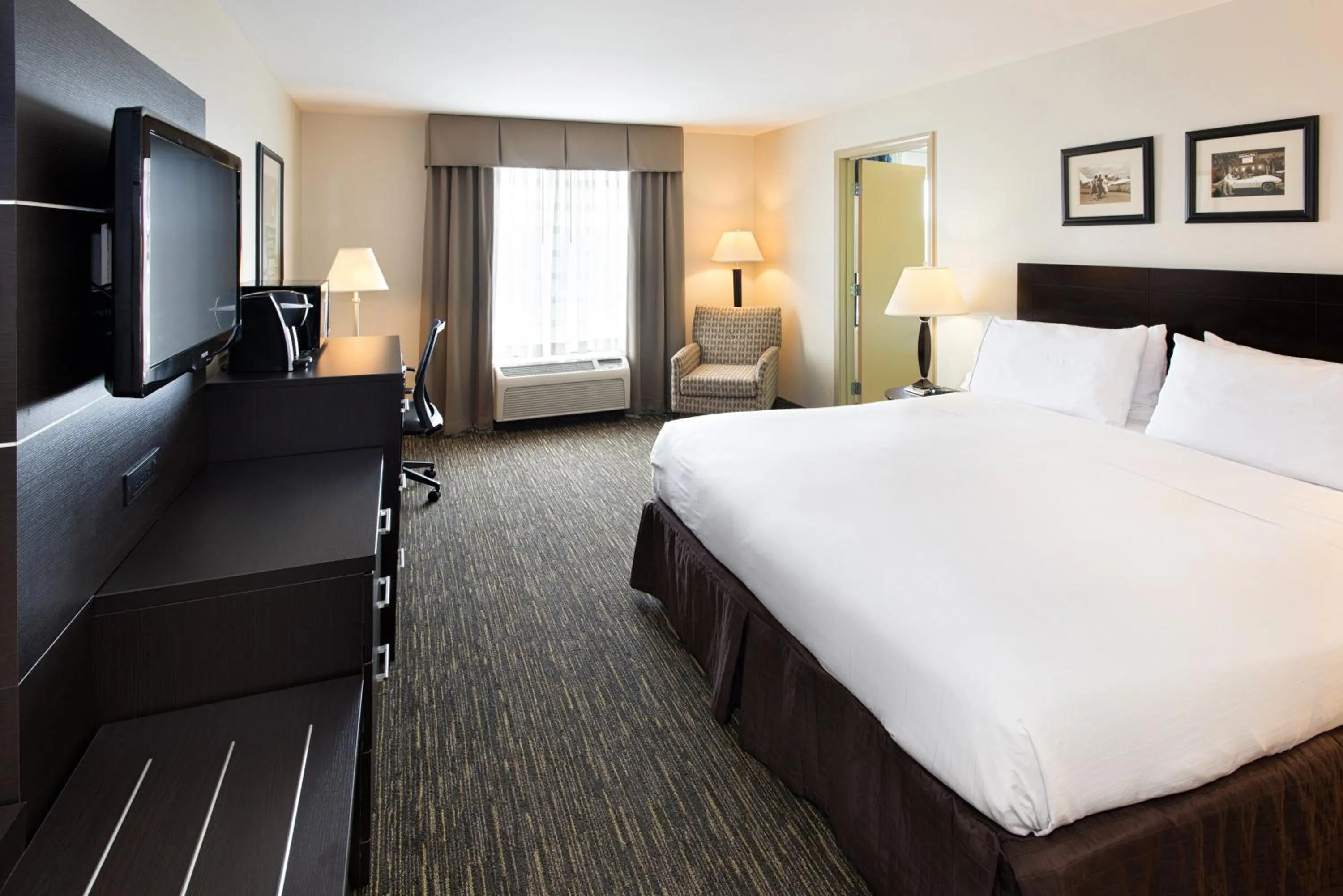 Photo of the whole room, Bed in Holiday Inn Express & Suites East Wichita I-35 Andover by IHG
