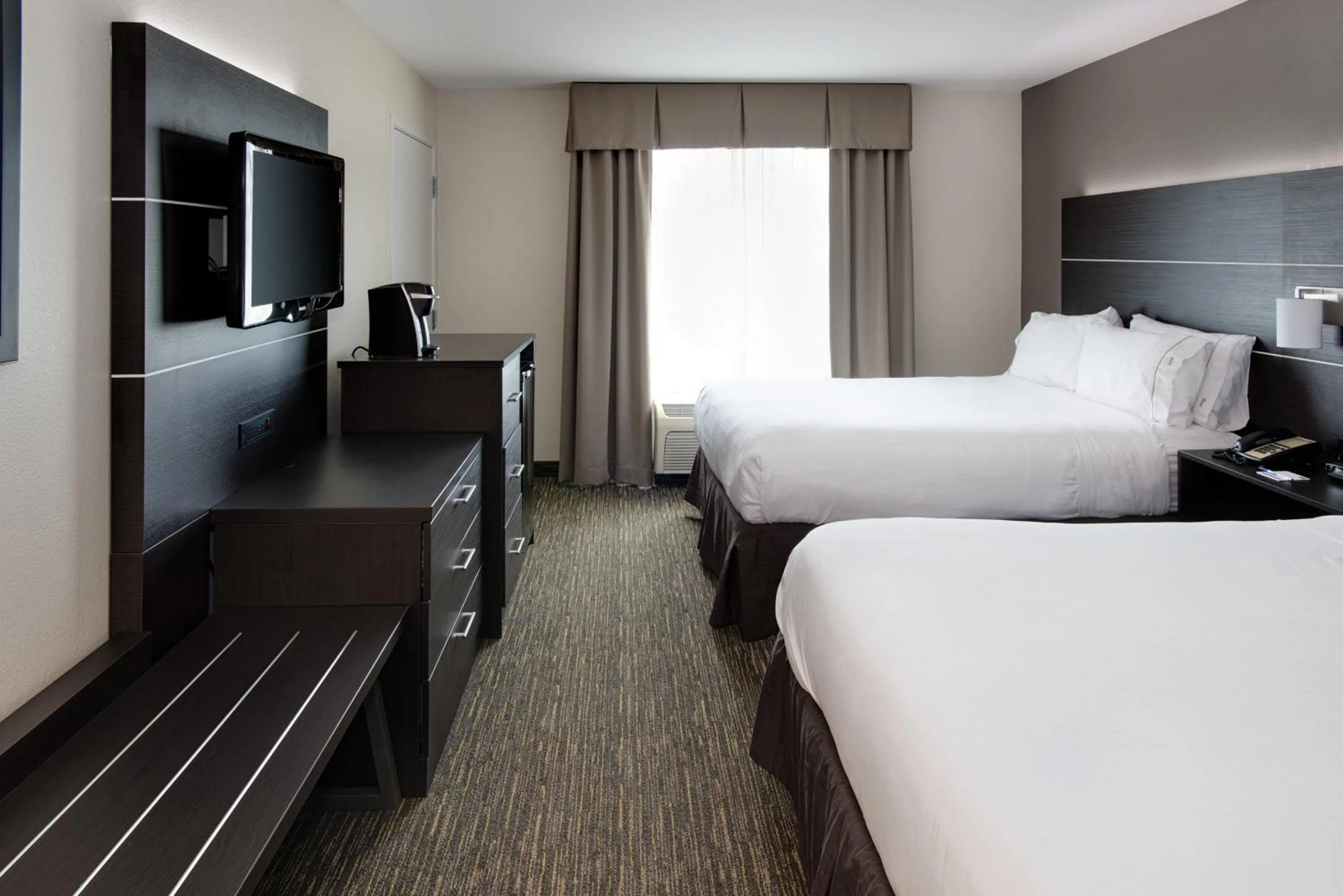 Photo of the whole room, Bed in Holiday Inn Express & Suites East Wichita I-35 Andover by IHG