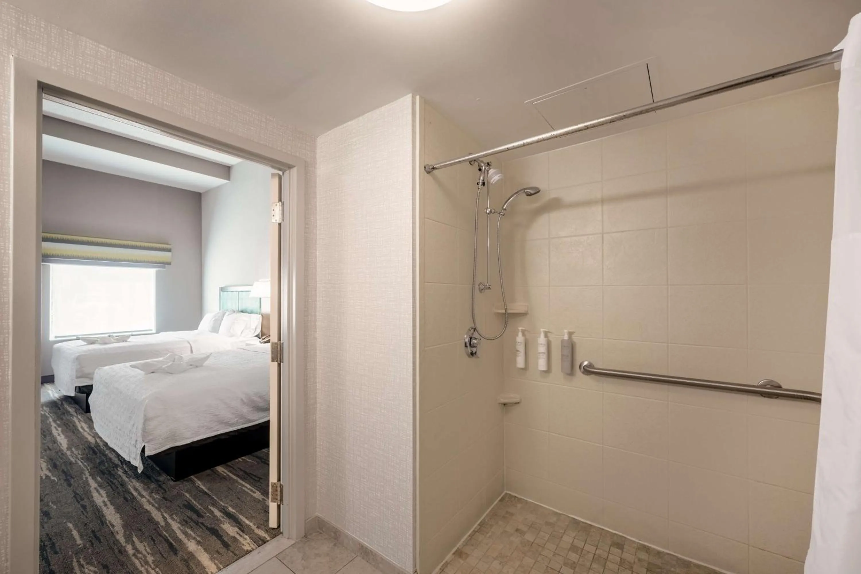 Bathroom, Bed in Hampton Inn & Suites Poughkeepsie