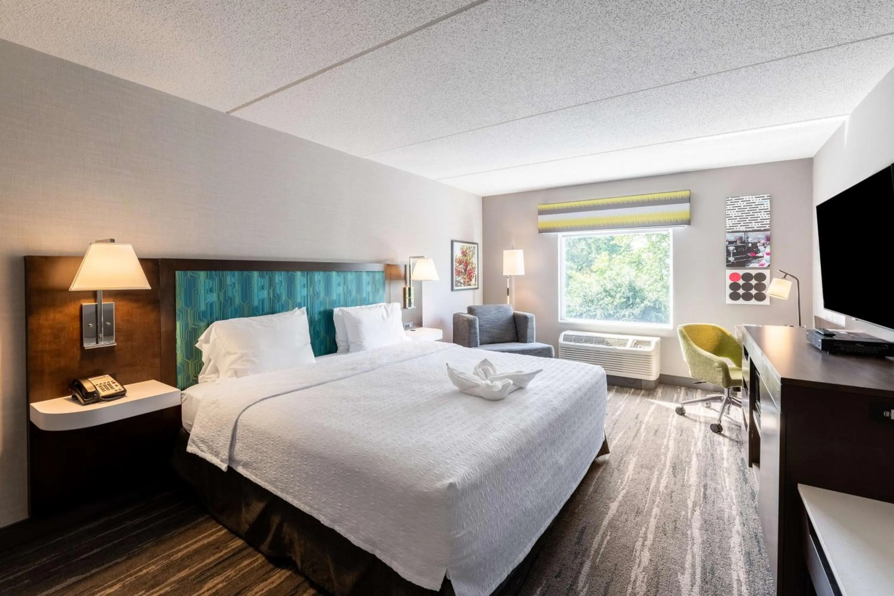 Bed in Hampton Inn & Suites Poughkeepsie