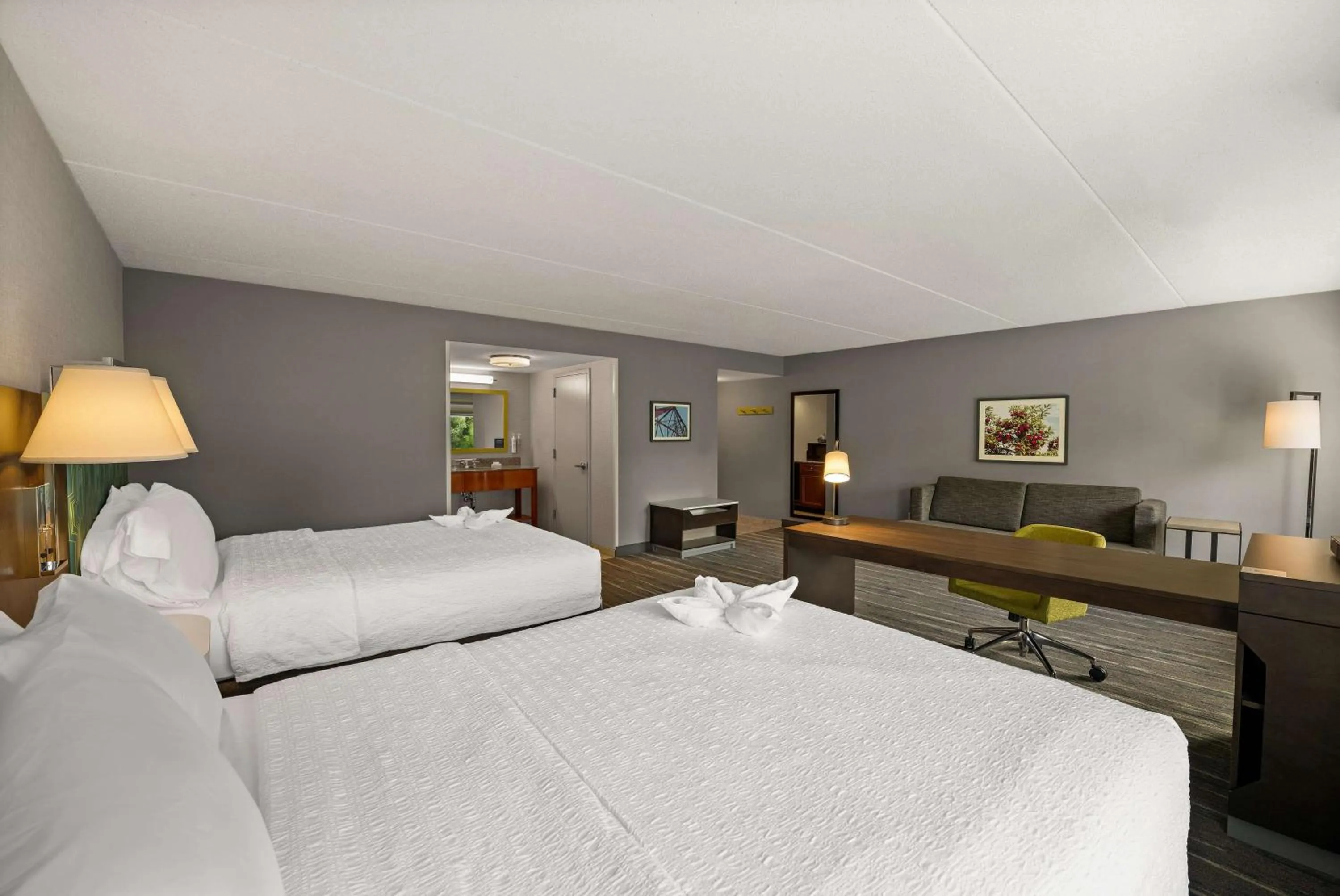 Bedroom, Bed in Hampton Inn & Suites Poughkeepsie