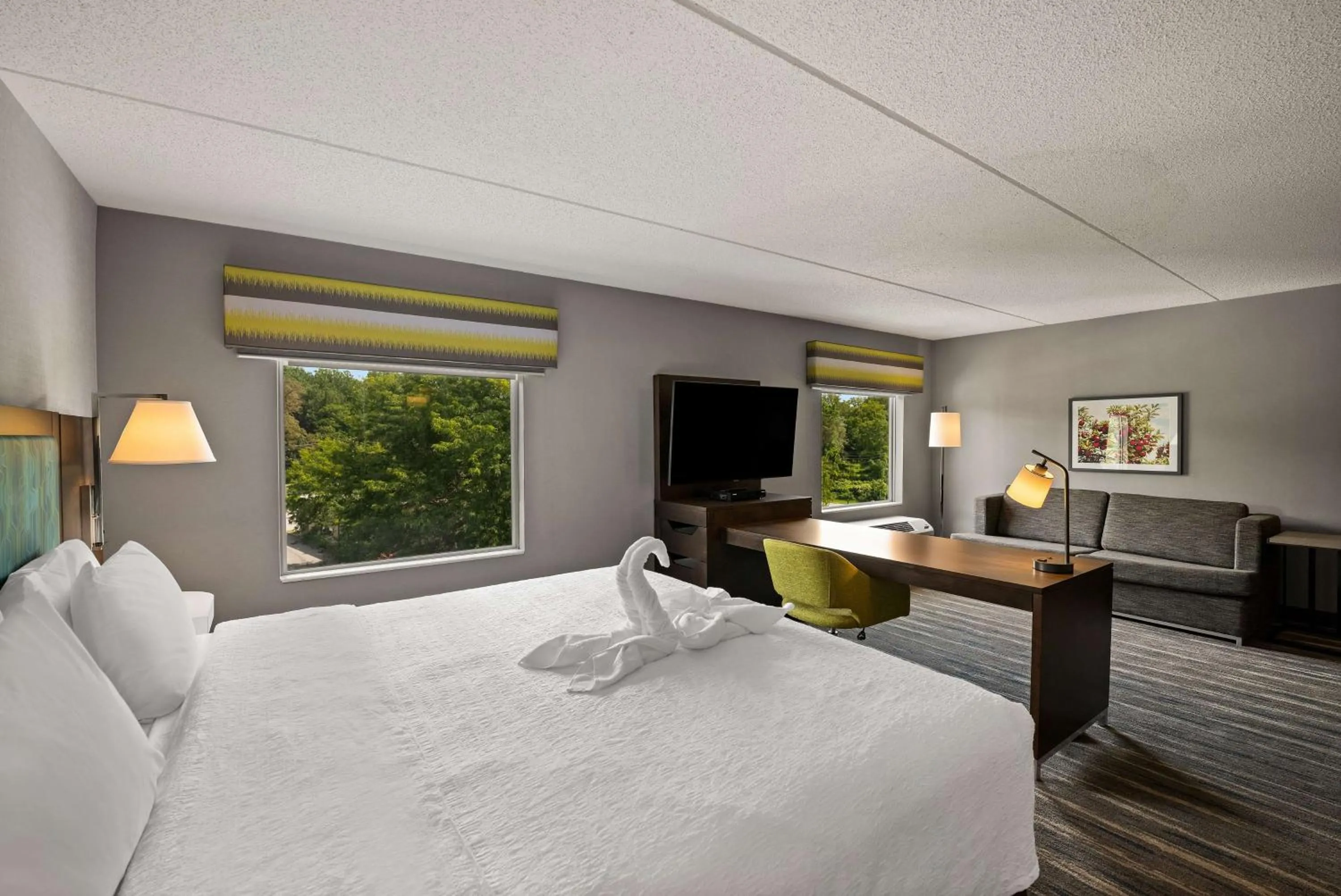 Living room, Bed in Hampton Inn & Suites Poughkeepsie